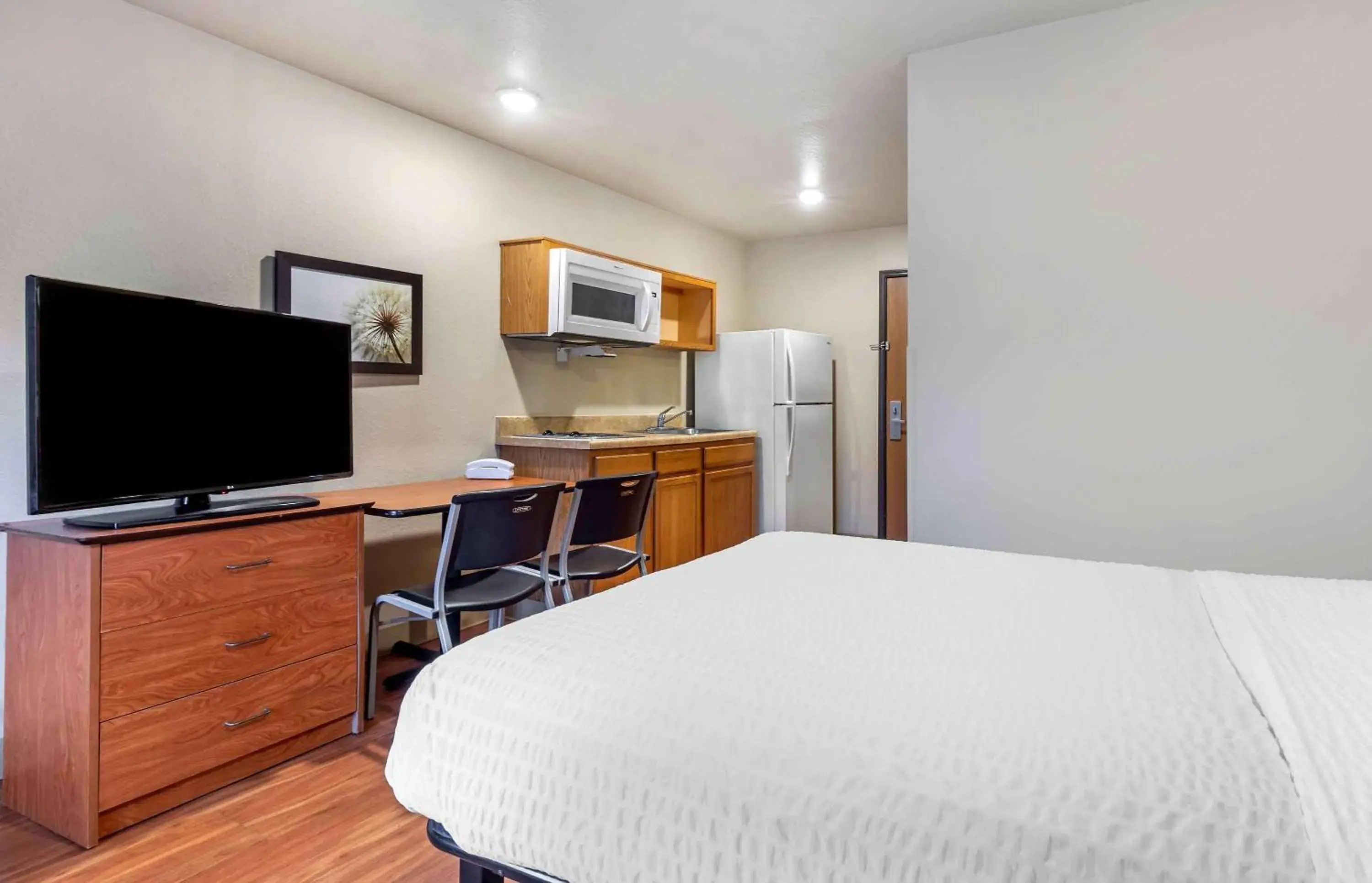 Bedroom, TV/Entertainment Center in Extended Stay America Select Suites - Shreveport - Airport