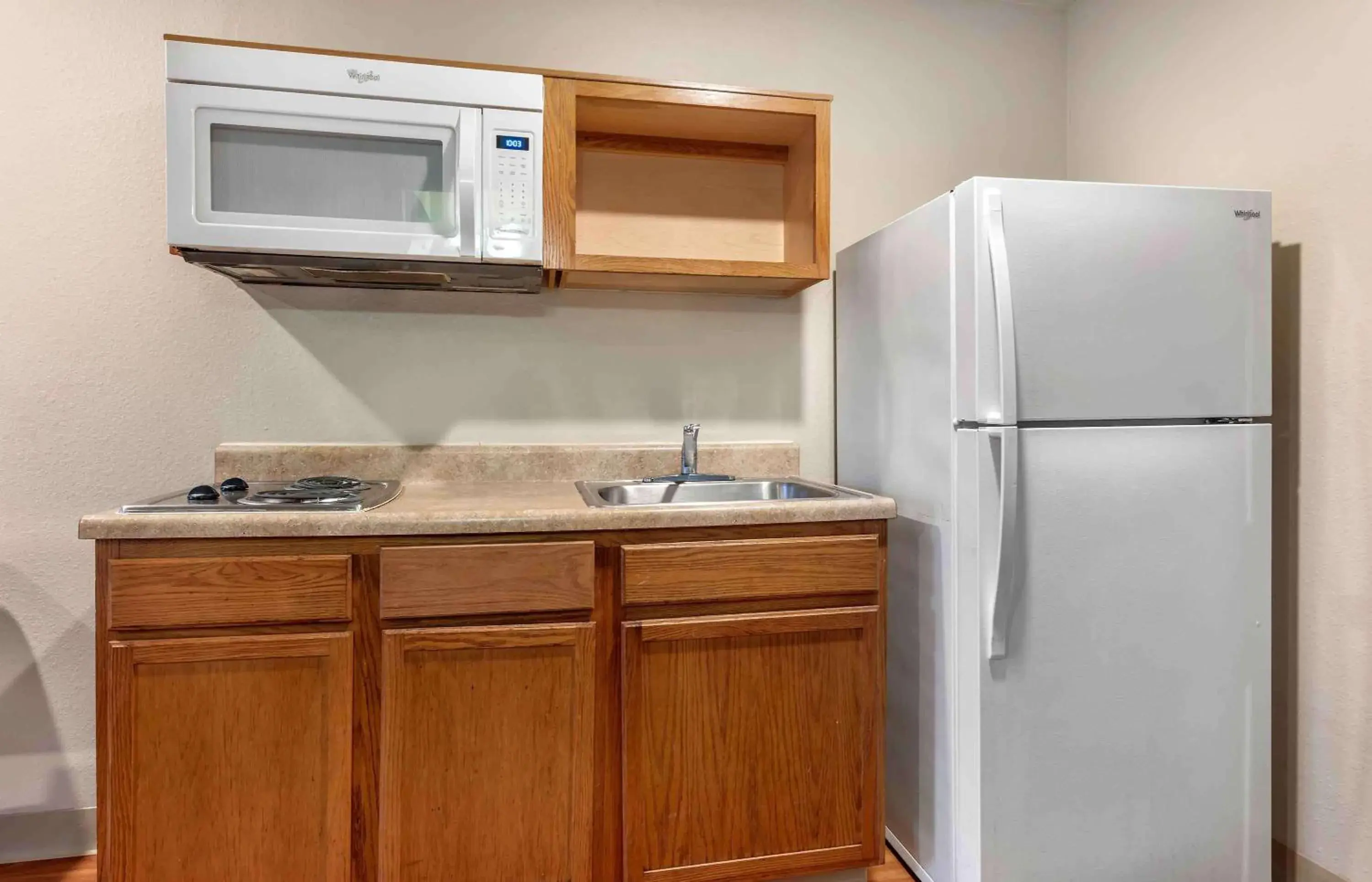 Bedroom, Kitchen/Kitchenette in Extended Stay America Select Suites - Shreveport - Airport