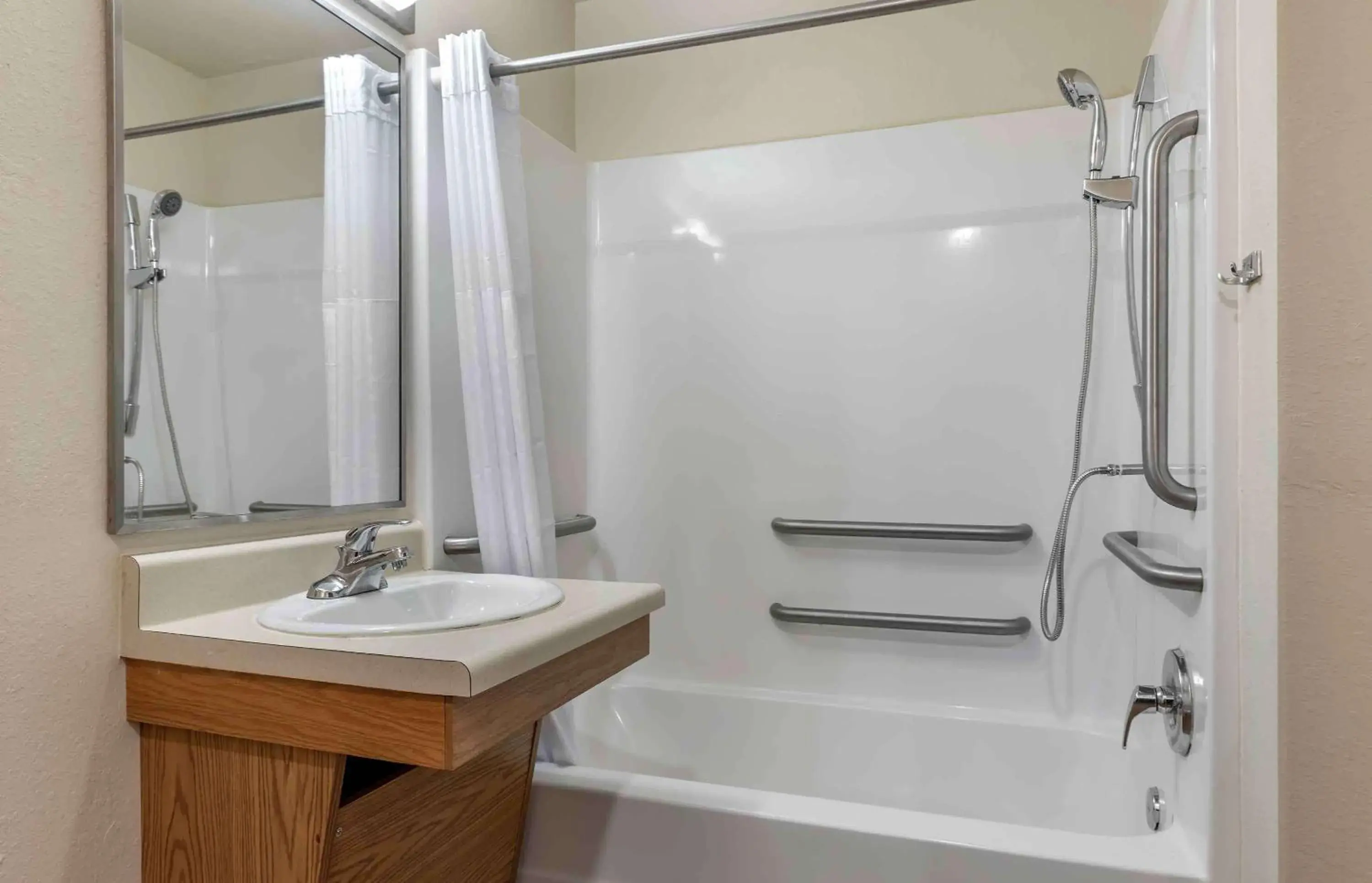 Bathroom in Extended Stay America Select Suites - Shreveport - Airport