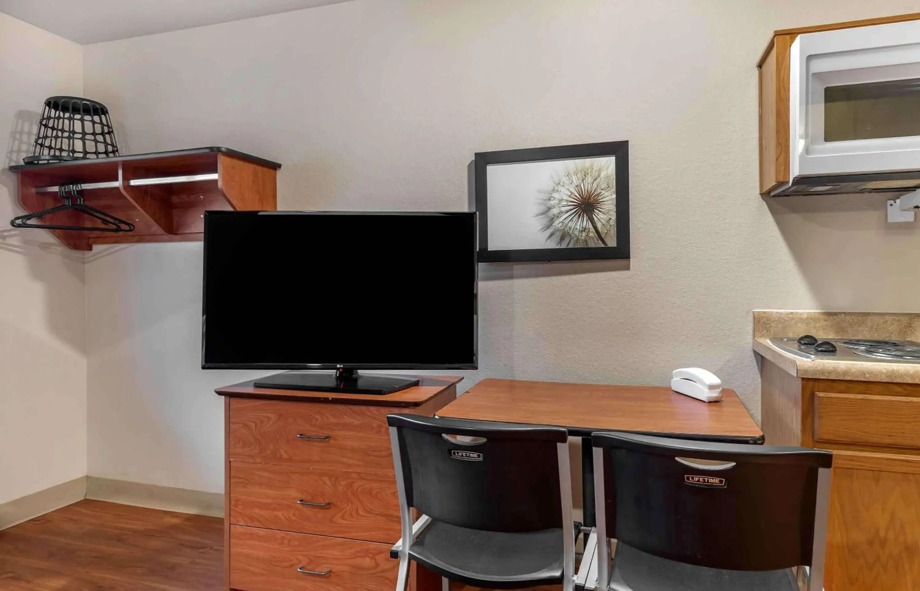 Bedroom, TV/Entertainment Center in Extended Stay America Select Suites - Shreveport - Airport