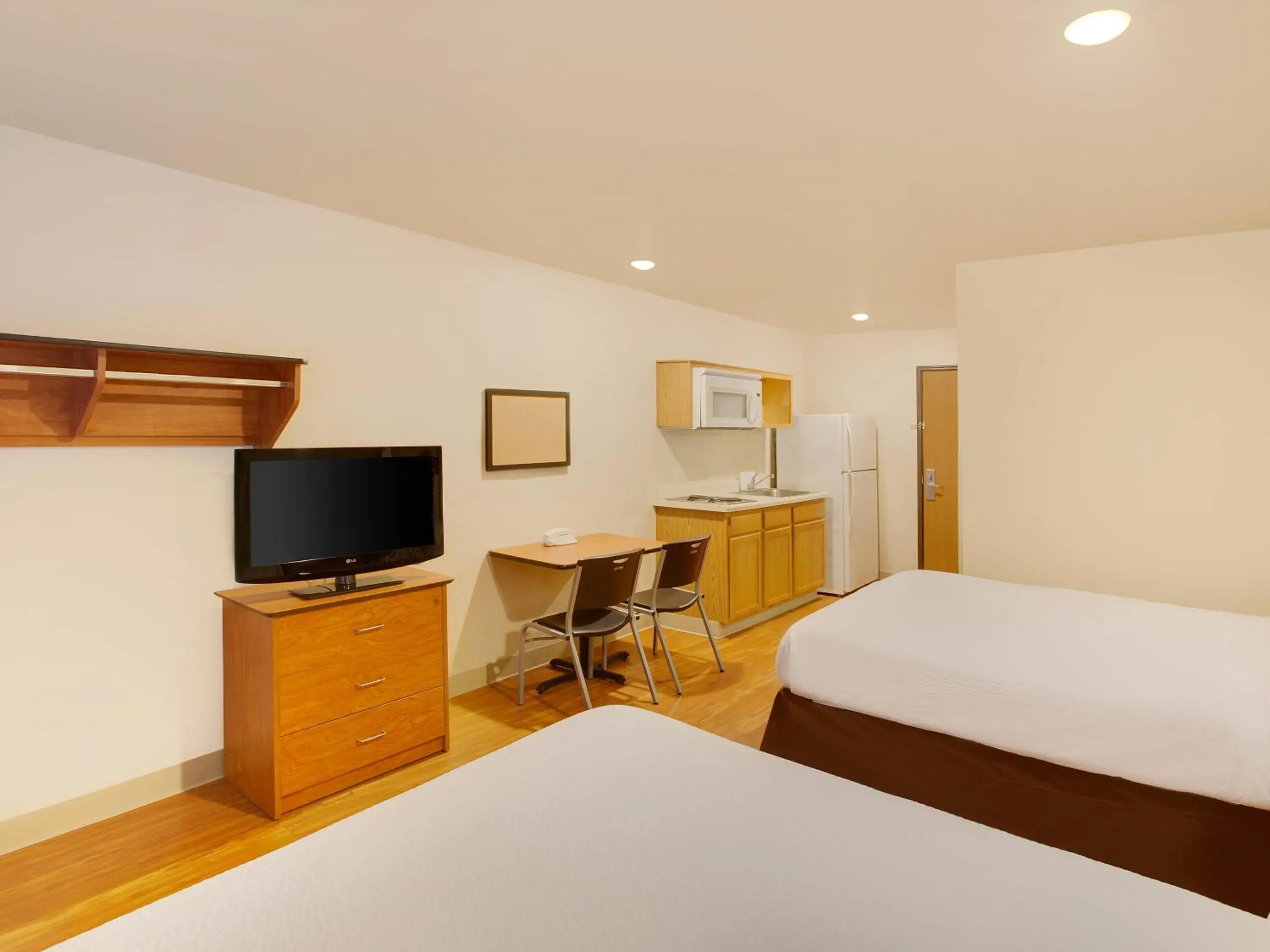 Bed, TV/Entertainment Center in Extended Stay America Select Suites - Shreveport - Airport