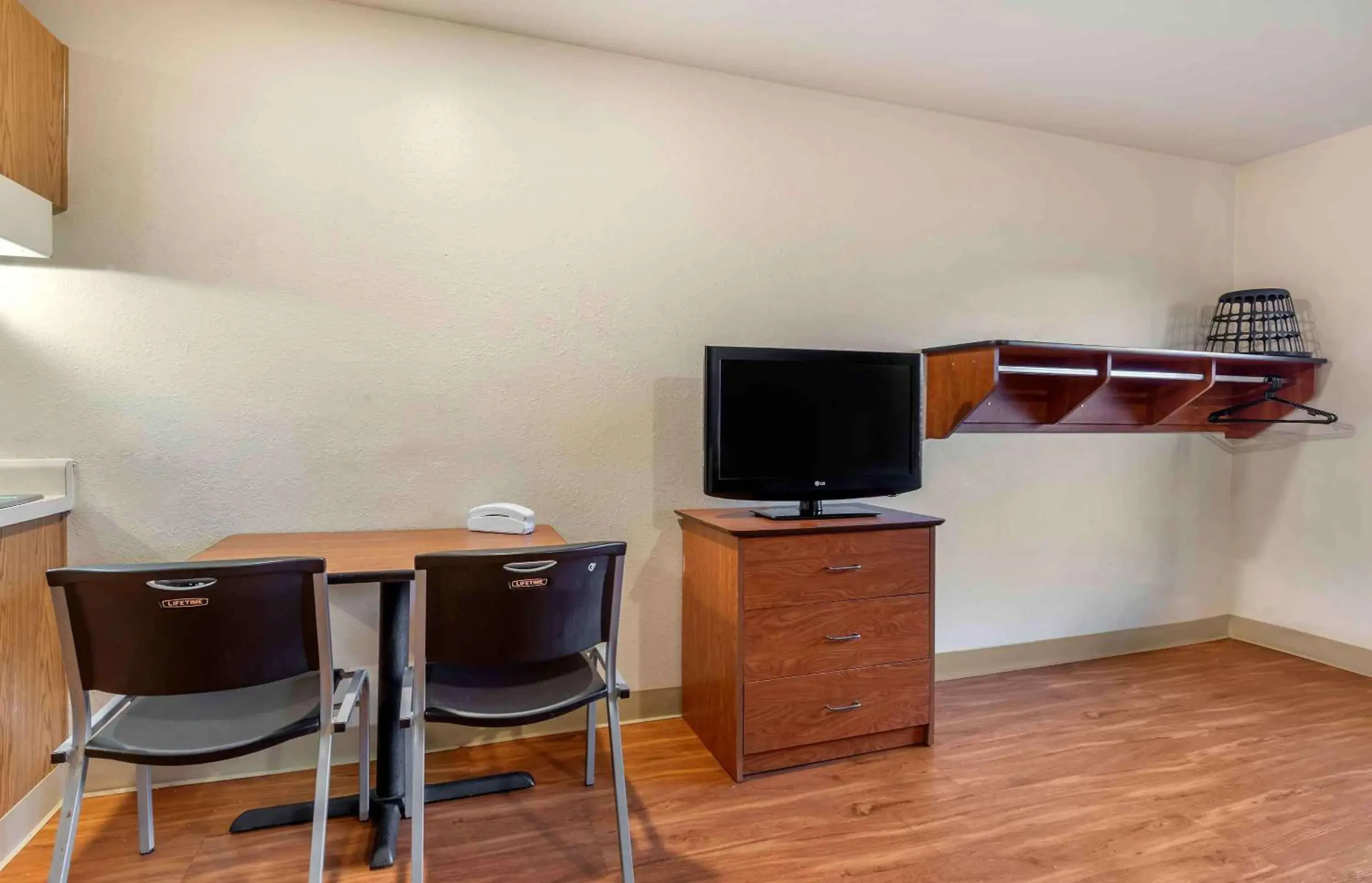 Bedroom, TV/Entertainment Center in Extended Stay America Select Suites - Shreveport - Airport