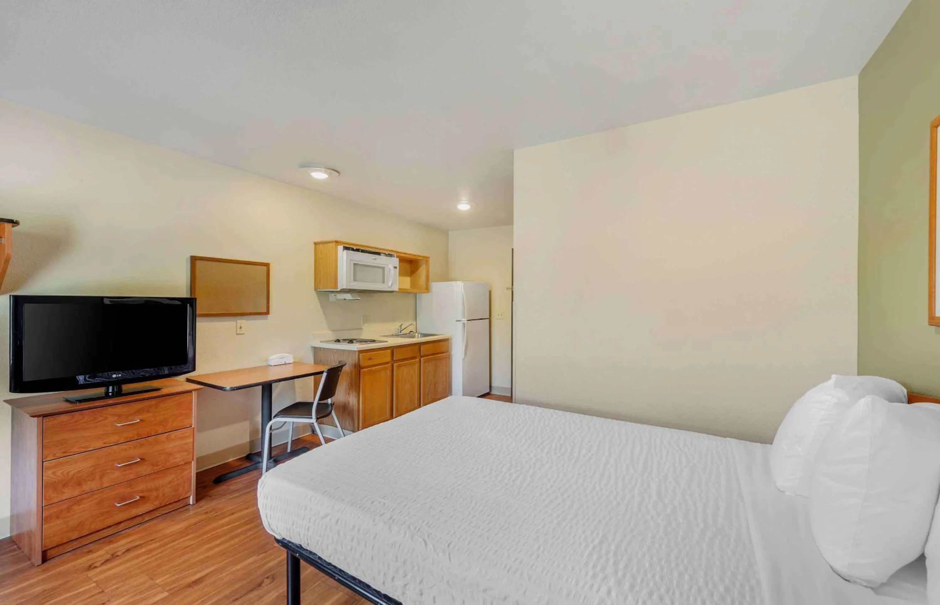 Bedroom, Bed in Extended Stay America Select Suites - Tuscaloosa