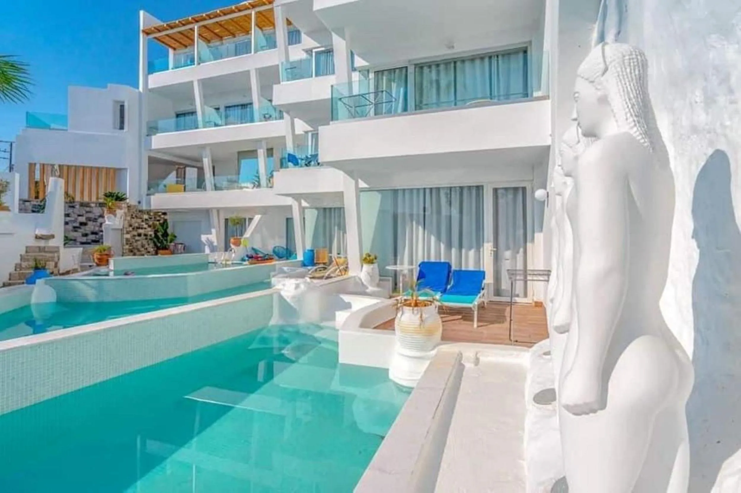 Property building in Kouros Home & Suites