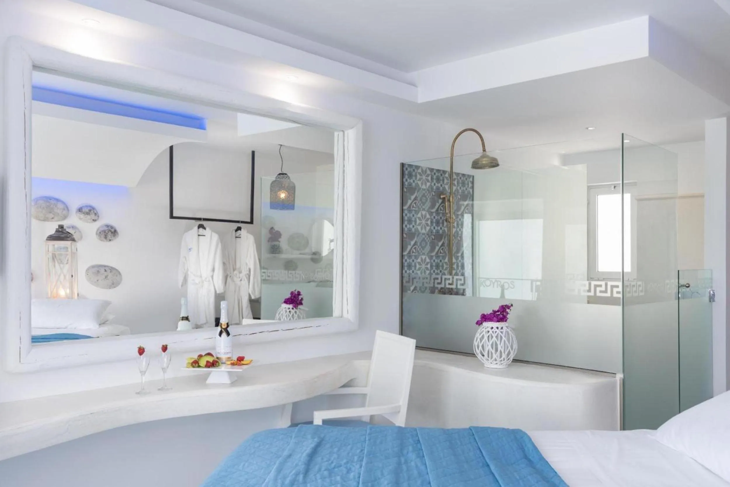 Shower, Bed in Kouros Home & Suites