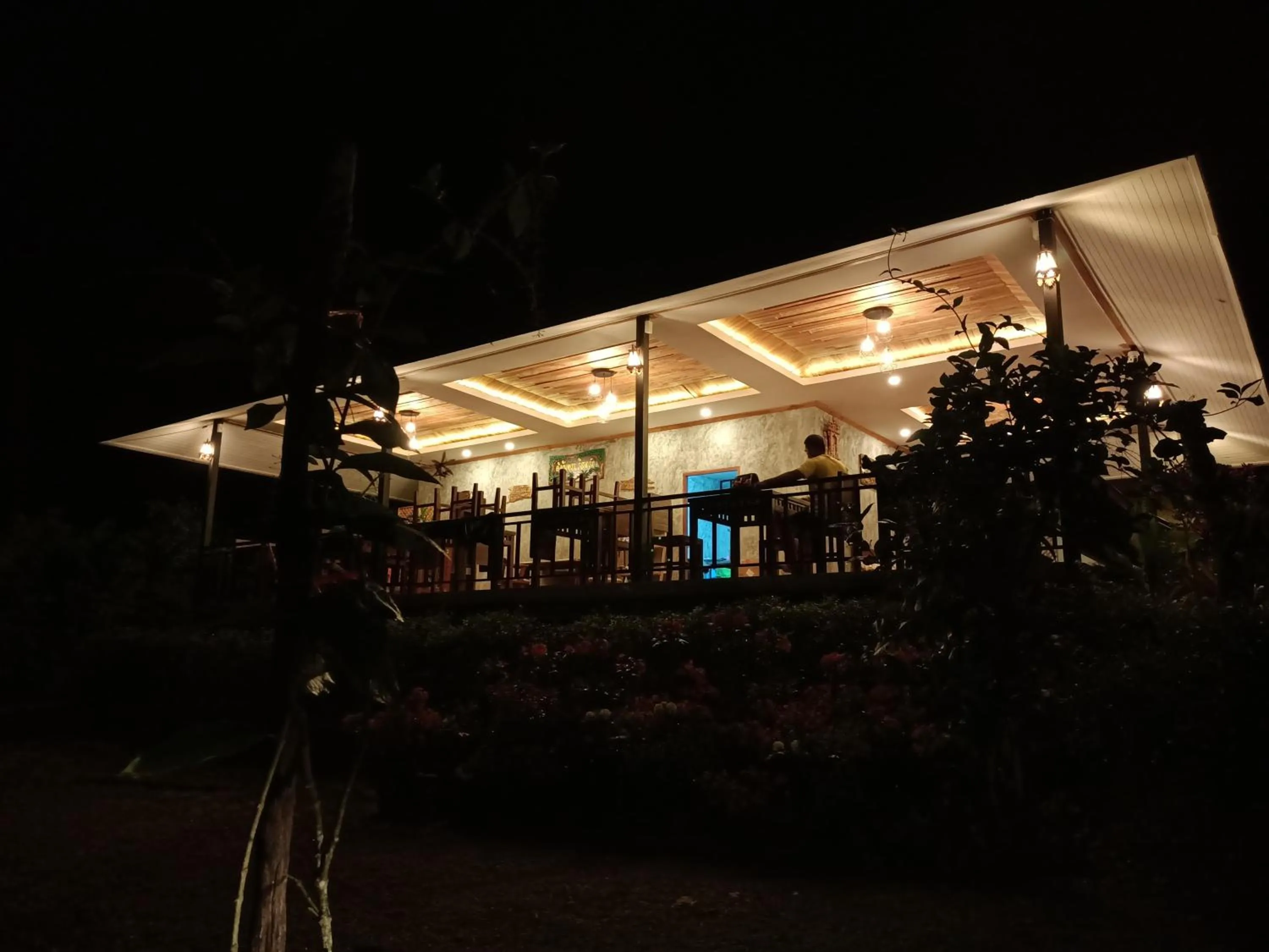 Restaurant/places to eat in The mantra resort