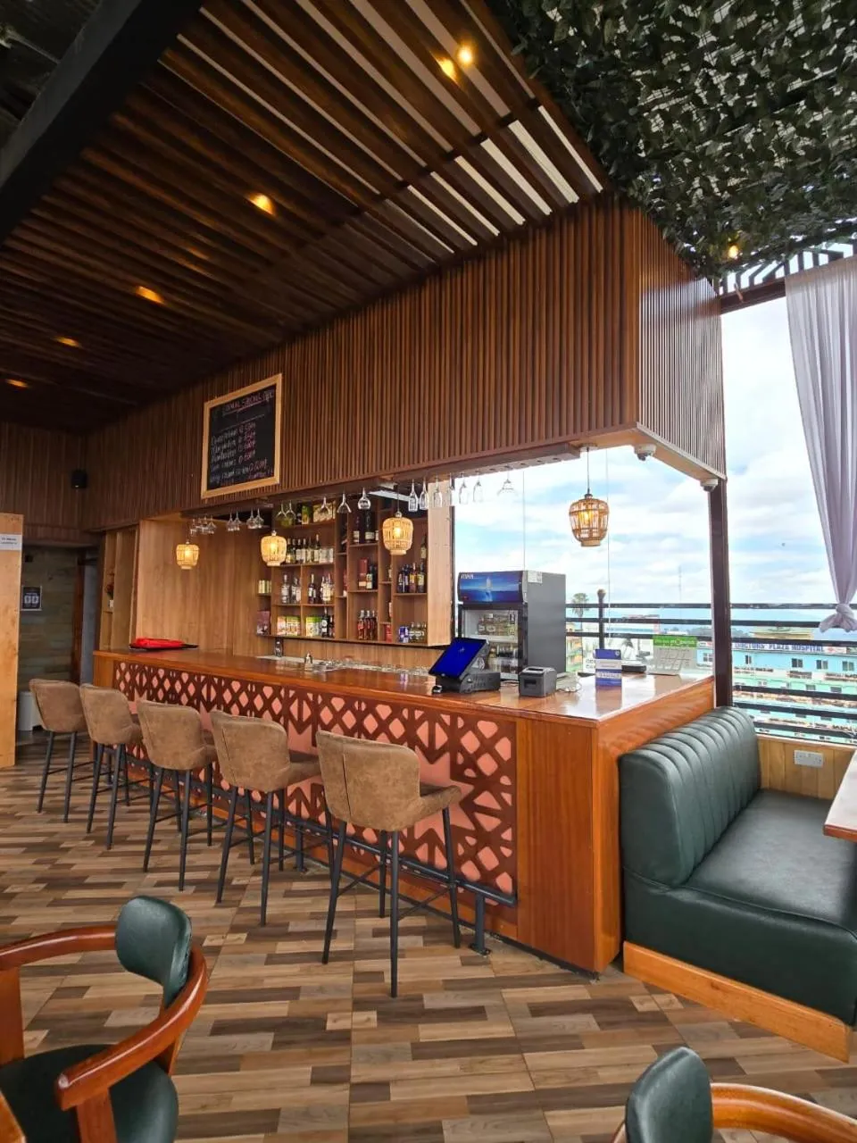 Lounge or bar in LA BEILA HOTEL MERU