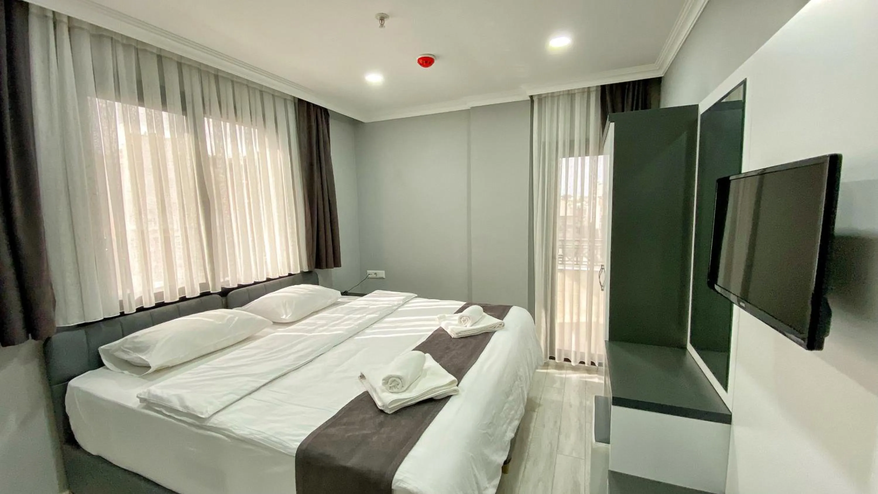 Communal lounge/ TV room, Bed in Heaven Suite Hotel