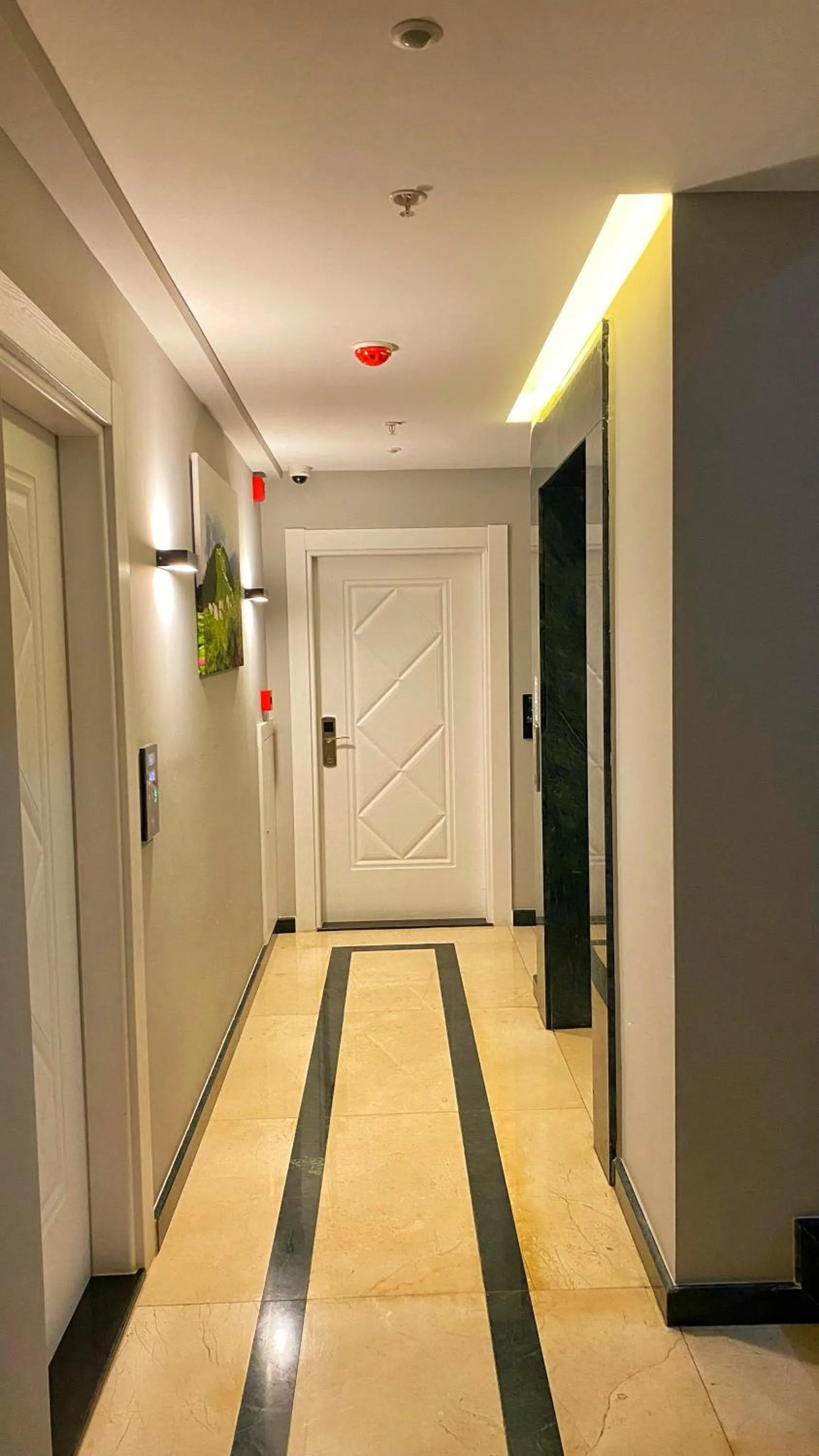 Communal lounge/ TV room in Heaven Suite Hotel