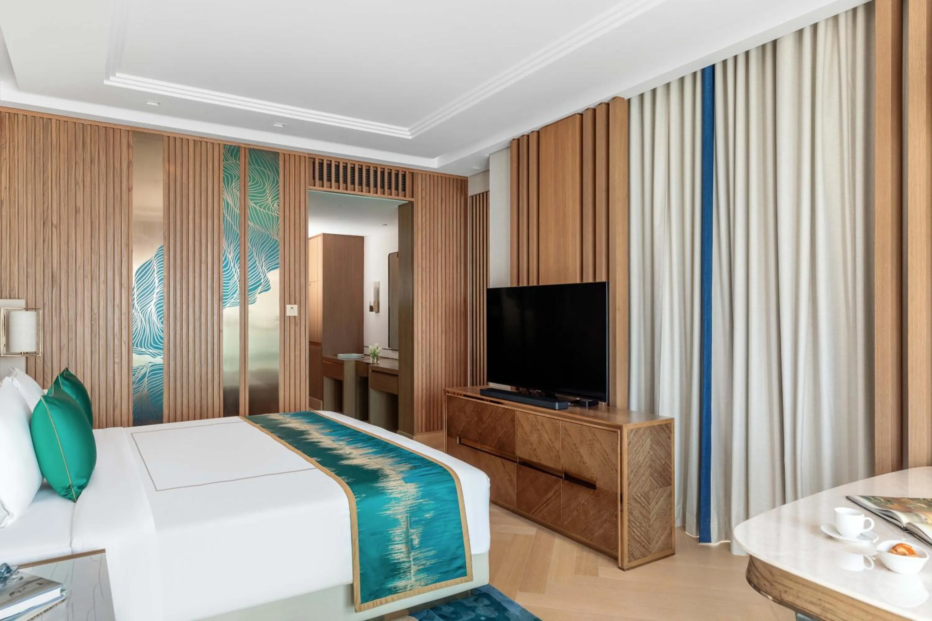 TV and multimedia, Bed in Taj Exotica Resort & Spa, The Palm, Dubai