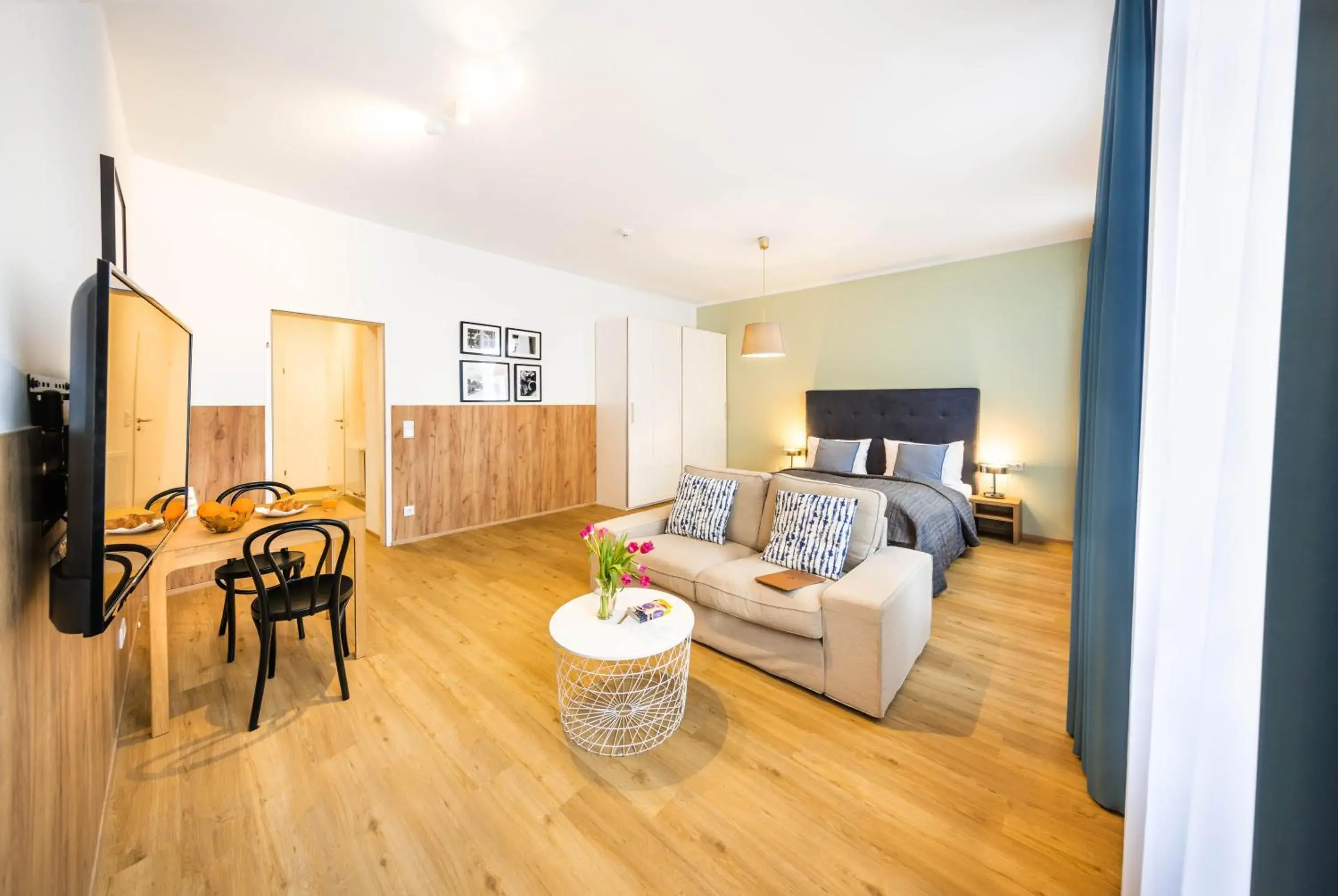 Bed in Jimmy's Apartments Dandelion Bed in Jimmy's Apartments Dandelion