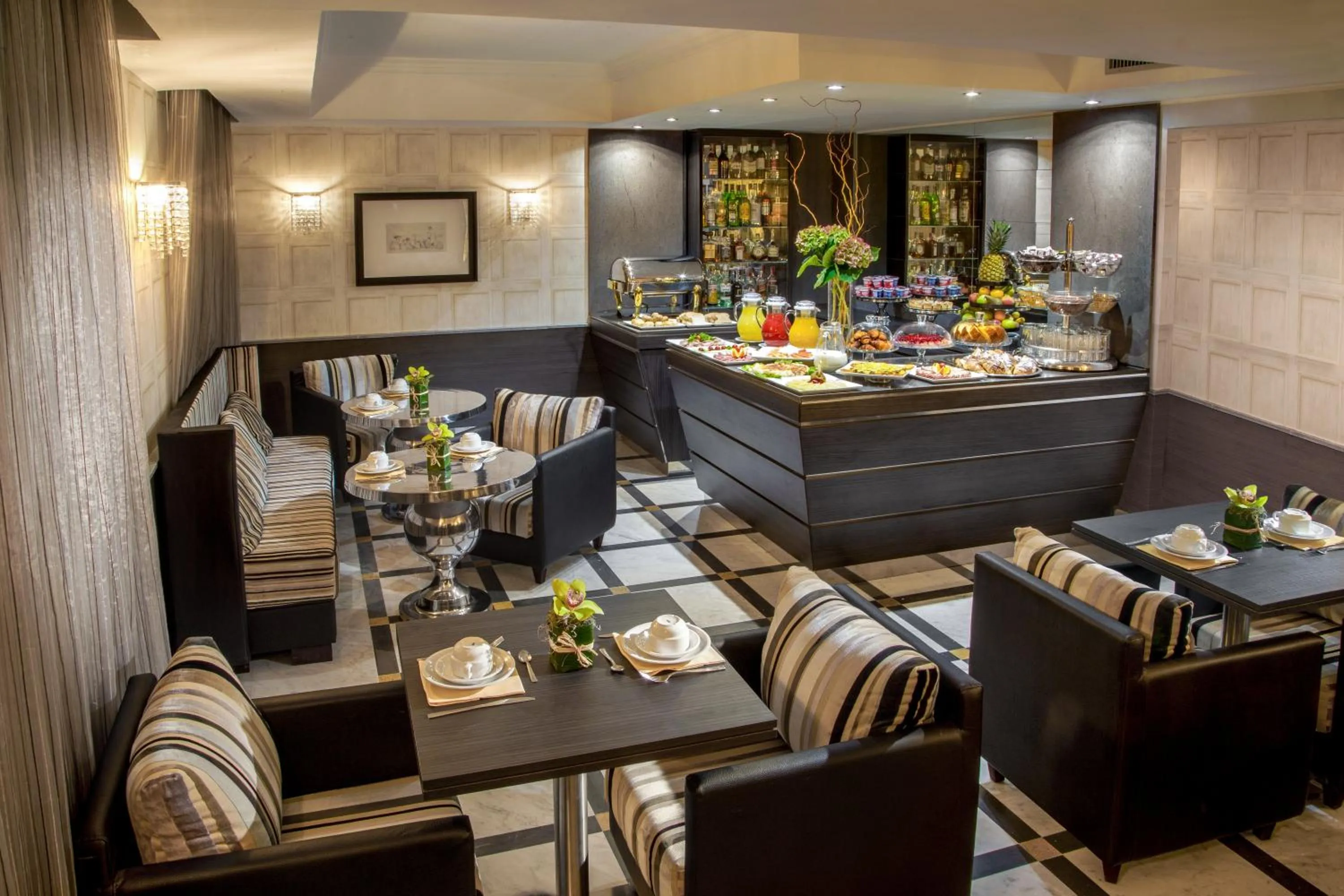 Restaurant/places to eat in Hotel Royal Court