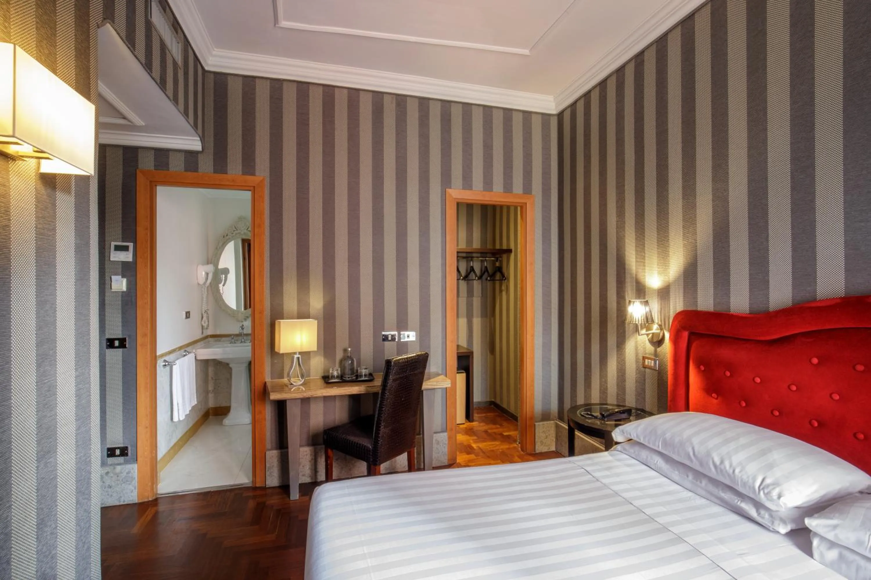 Bed in Hotel Royal Court