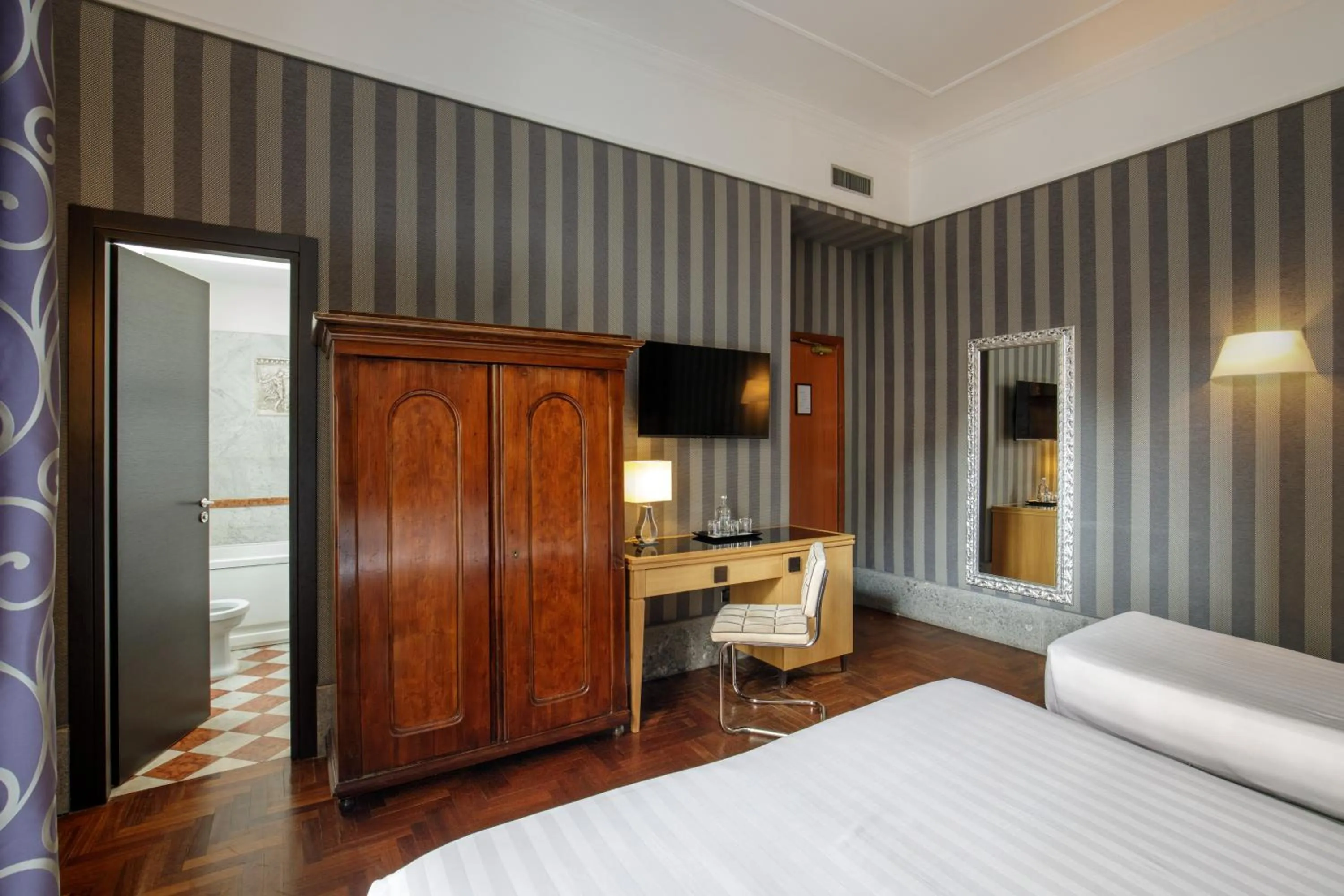 Bed in Hotel Royal Court