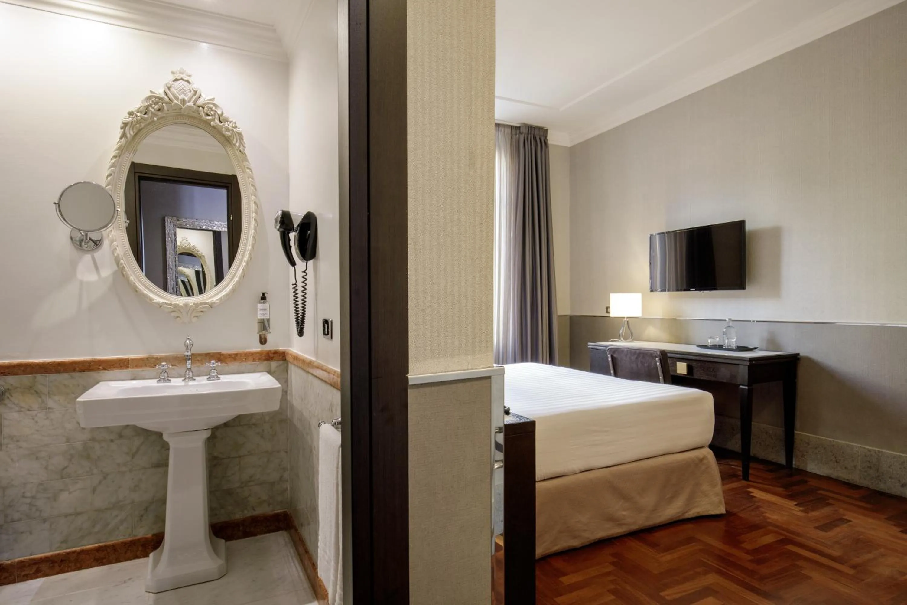 Bed in Hotel Royal Court