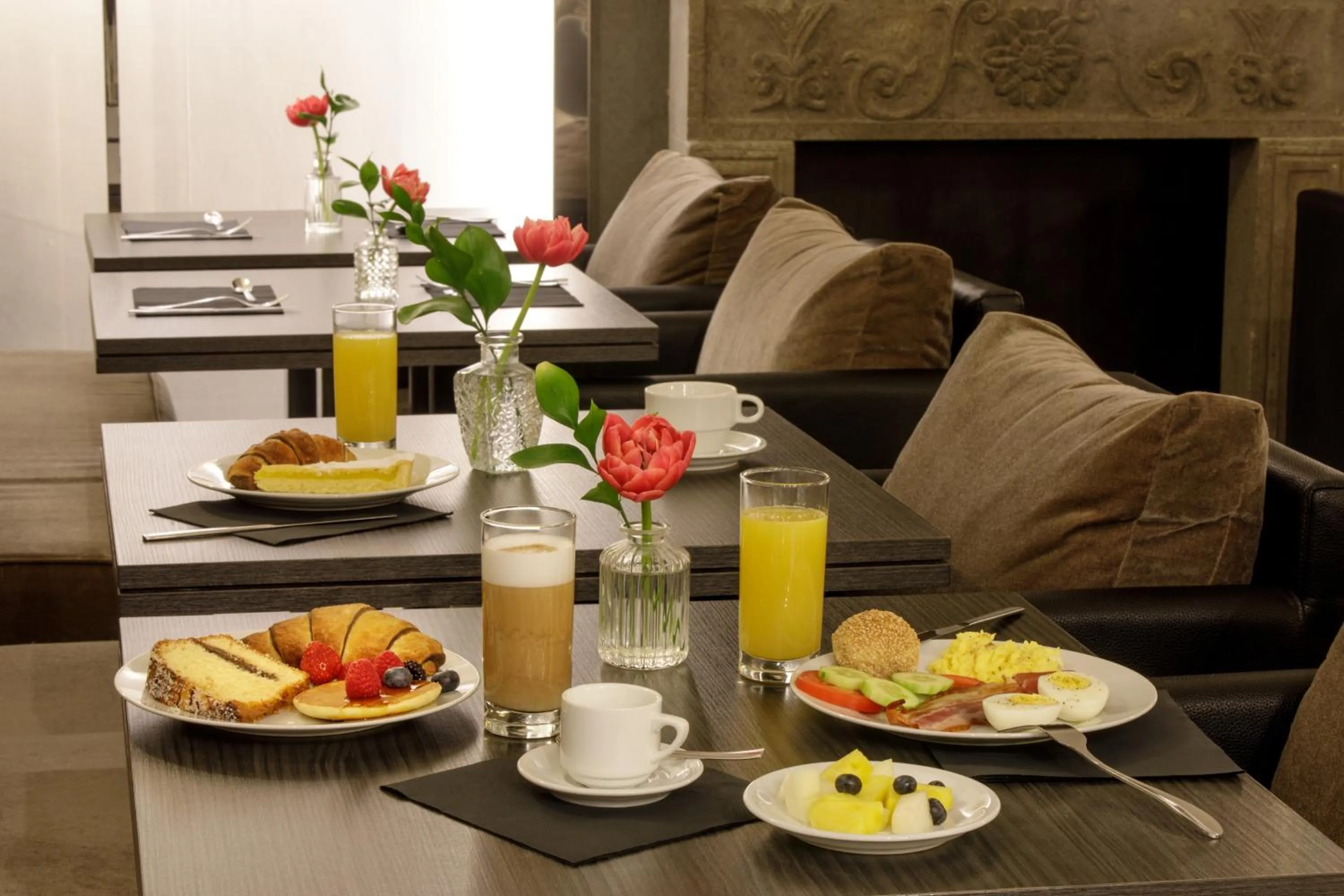 Restaurant/places to eat in Hotel Royal Court