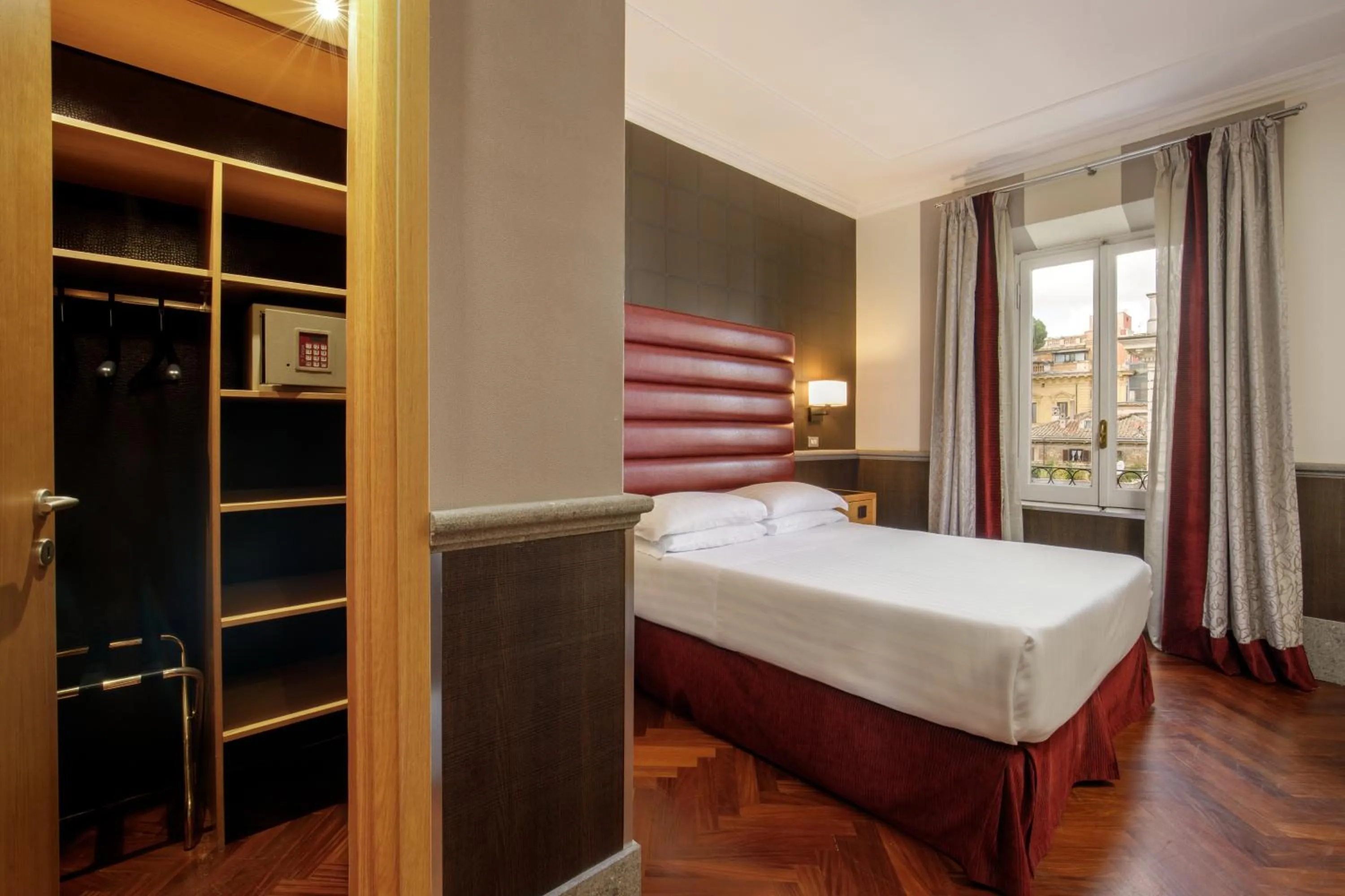 Bed in Hotel Royal Court