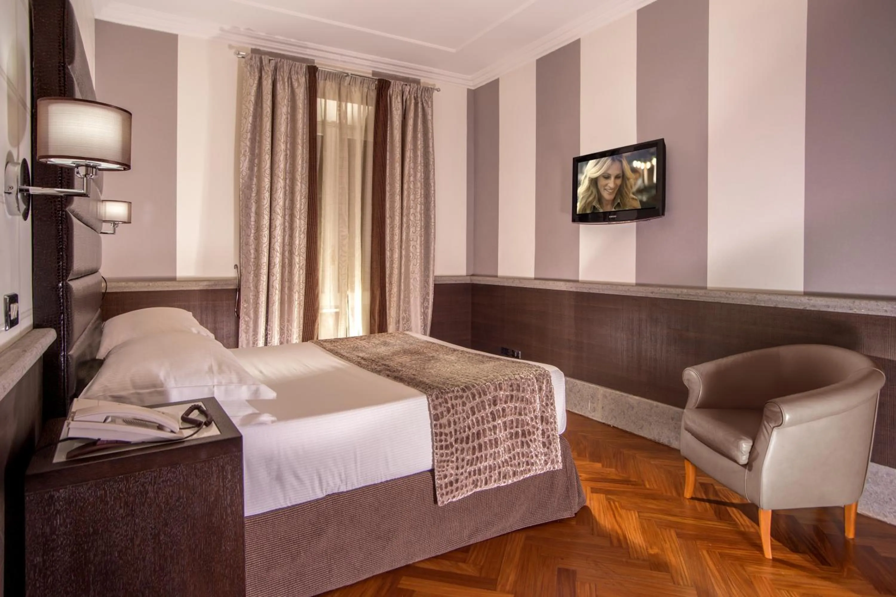 Photo of the whole room, Bed in Hotel Royal Court