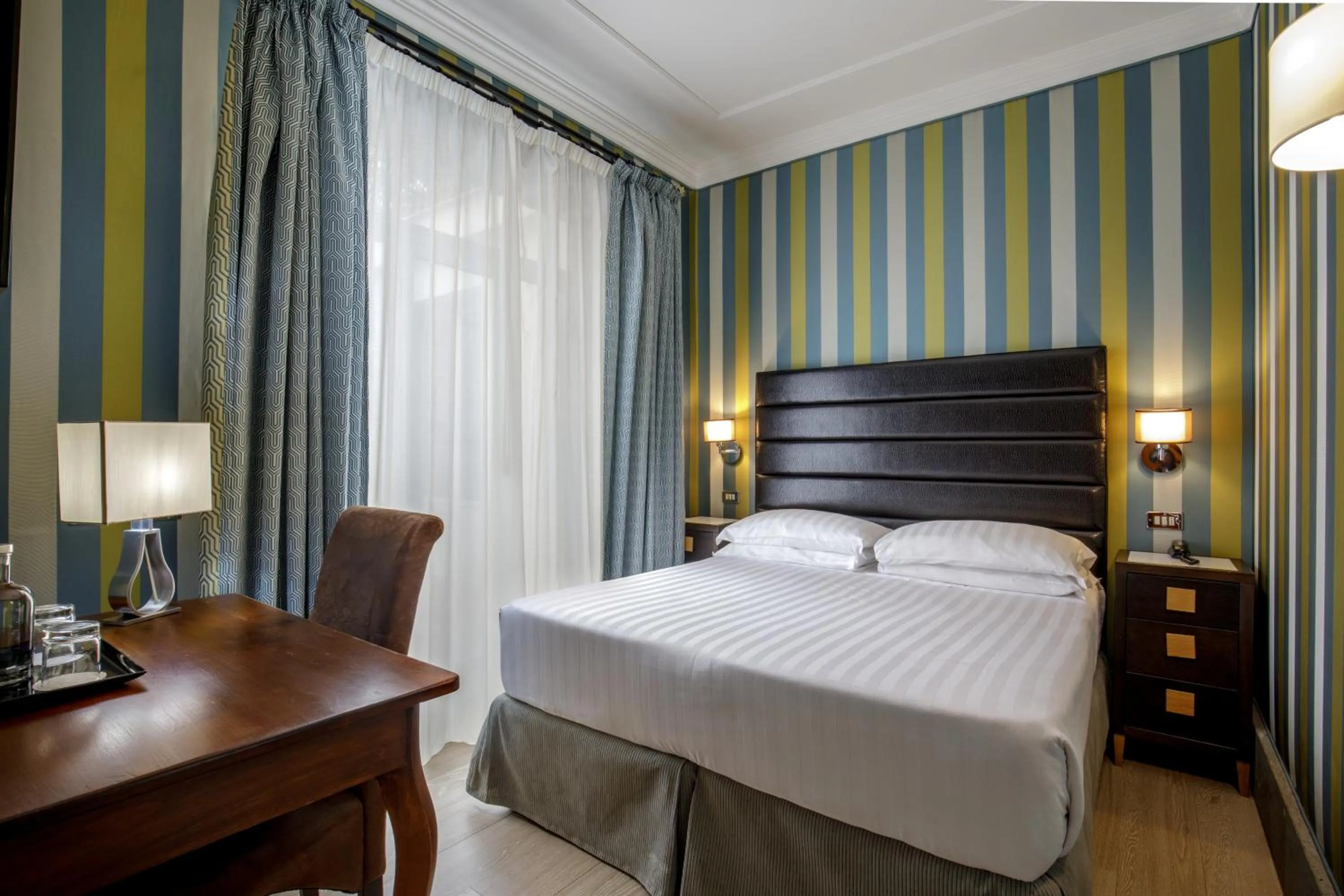 Bed in Hotel Royal Court