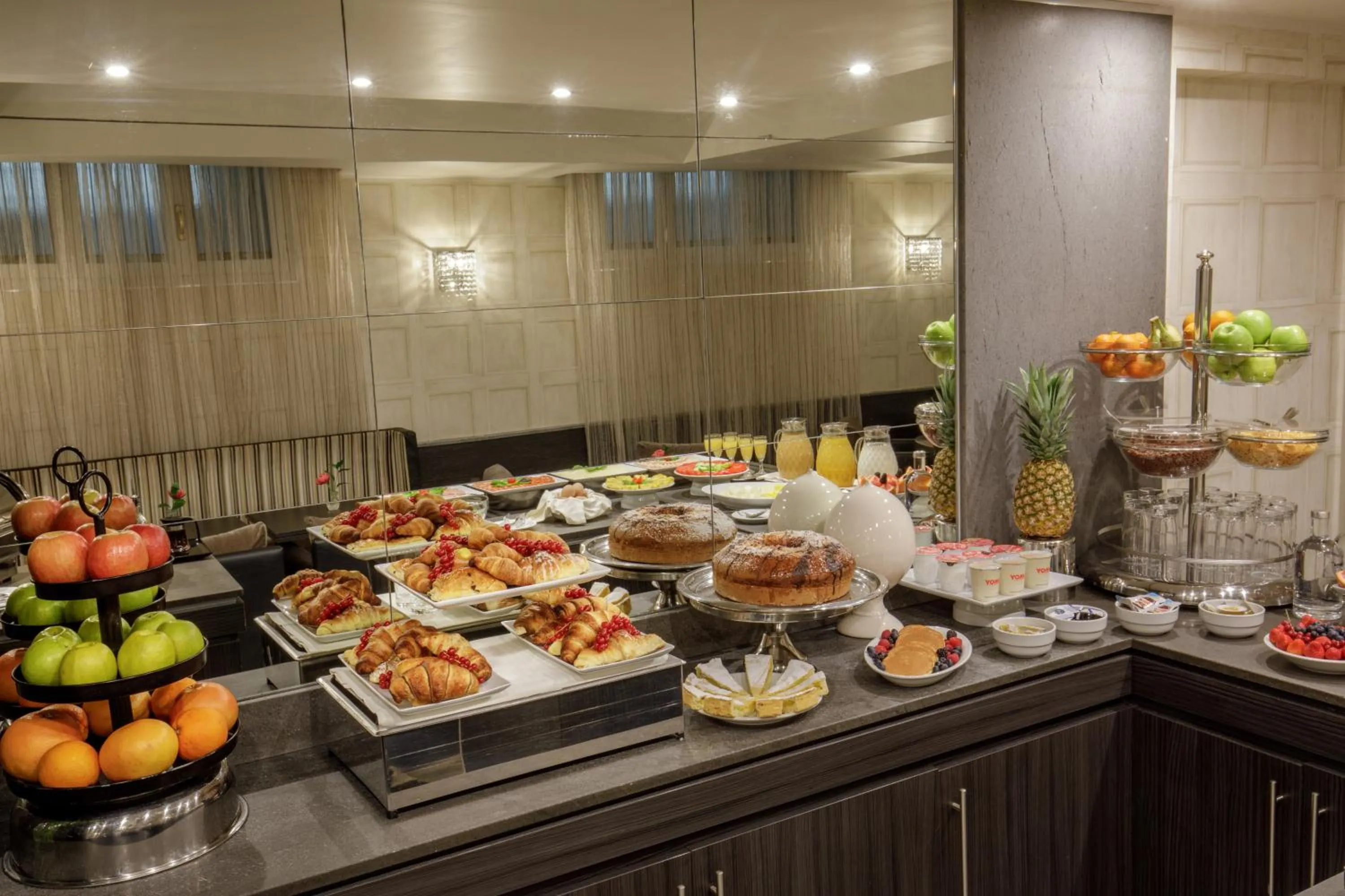 Restaurant/places to eat in Hotel Royal Court