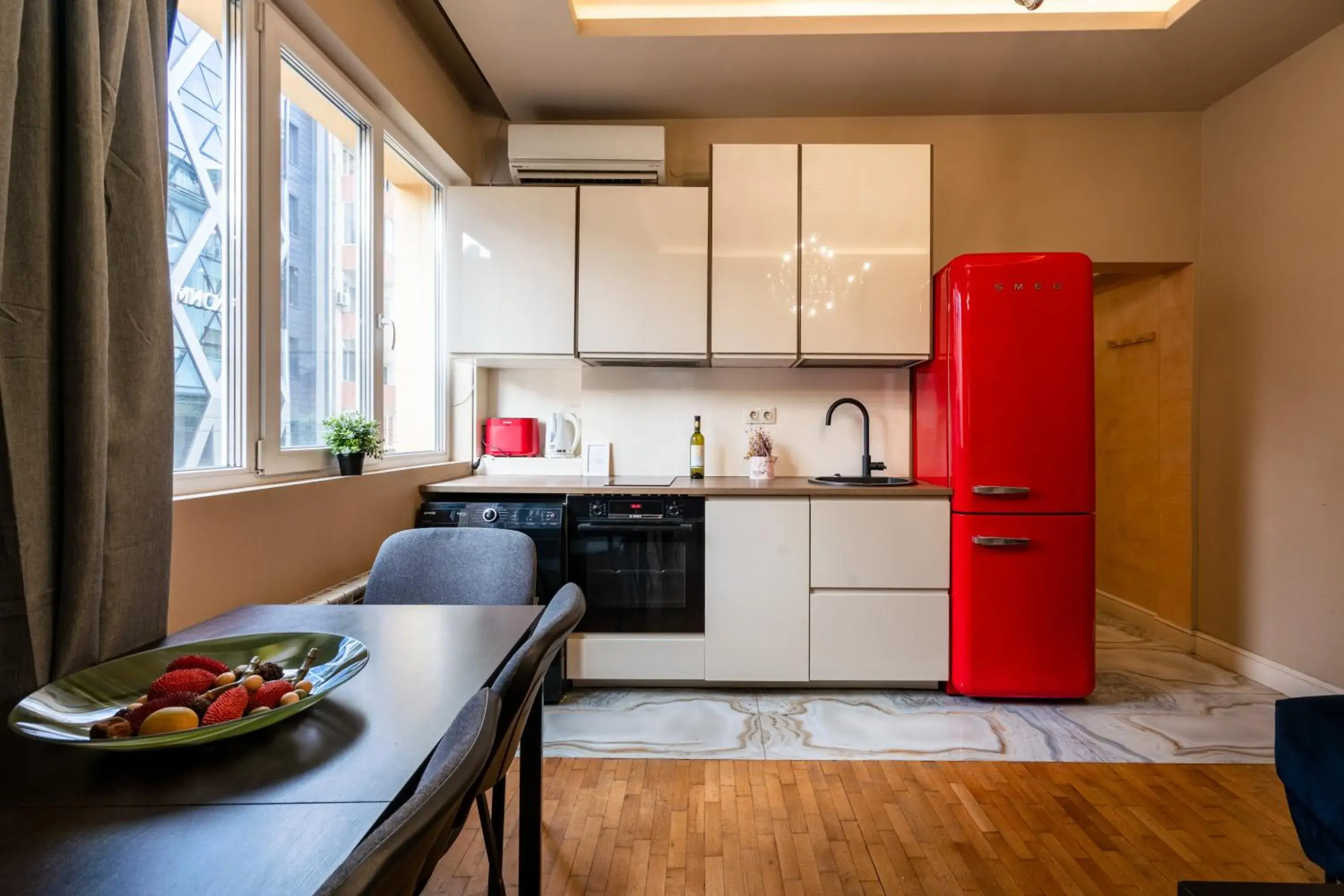 Elegant 2bdr Apartment with a Balcony Elegant 2bdr Apartment with a Balcony