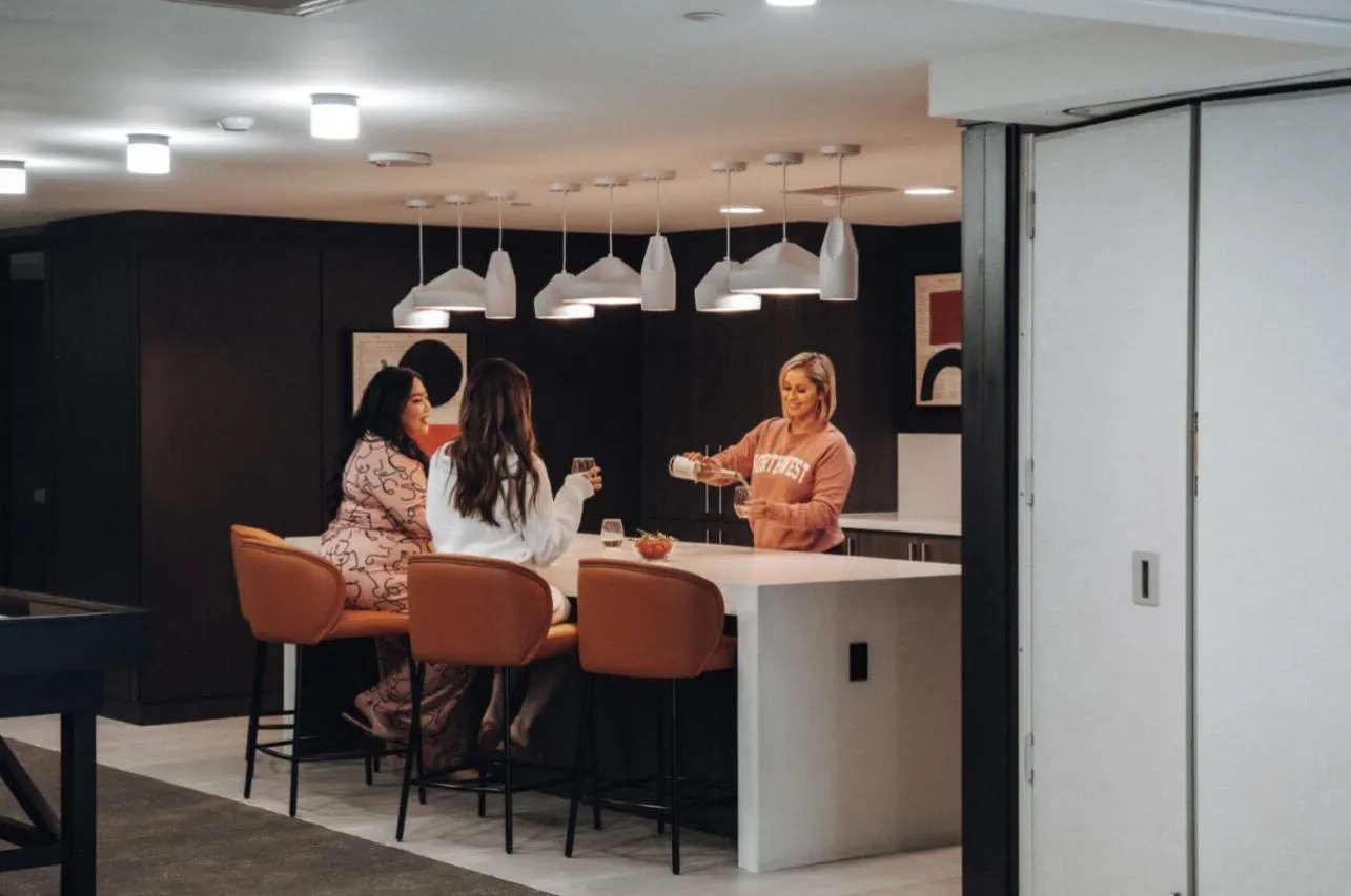 Communal lounge/ TV room in Level Seattle Downtown - South Lake Union