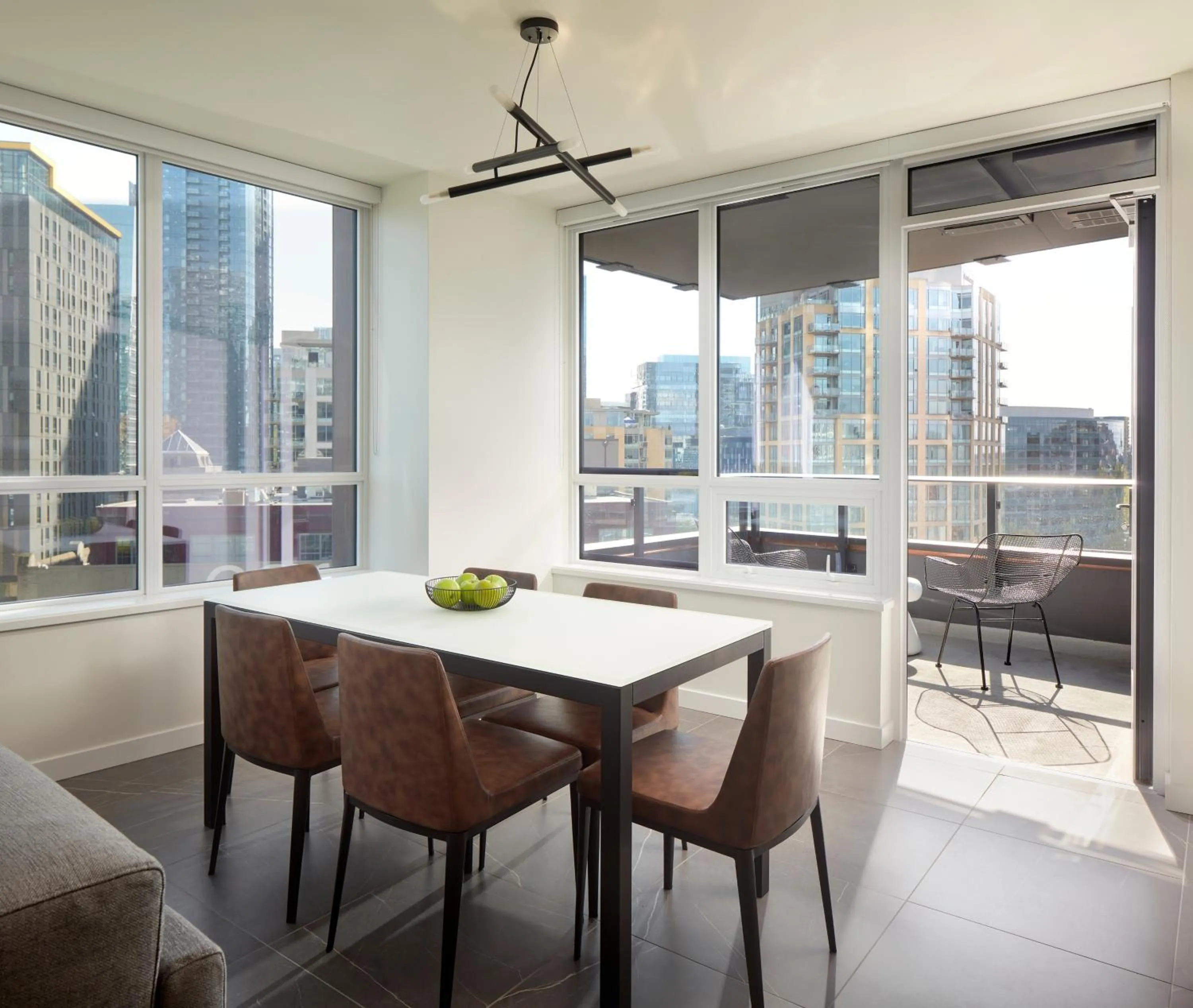 Dining area in Level Seattle Downtown - South Lake Union
