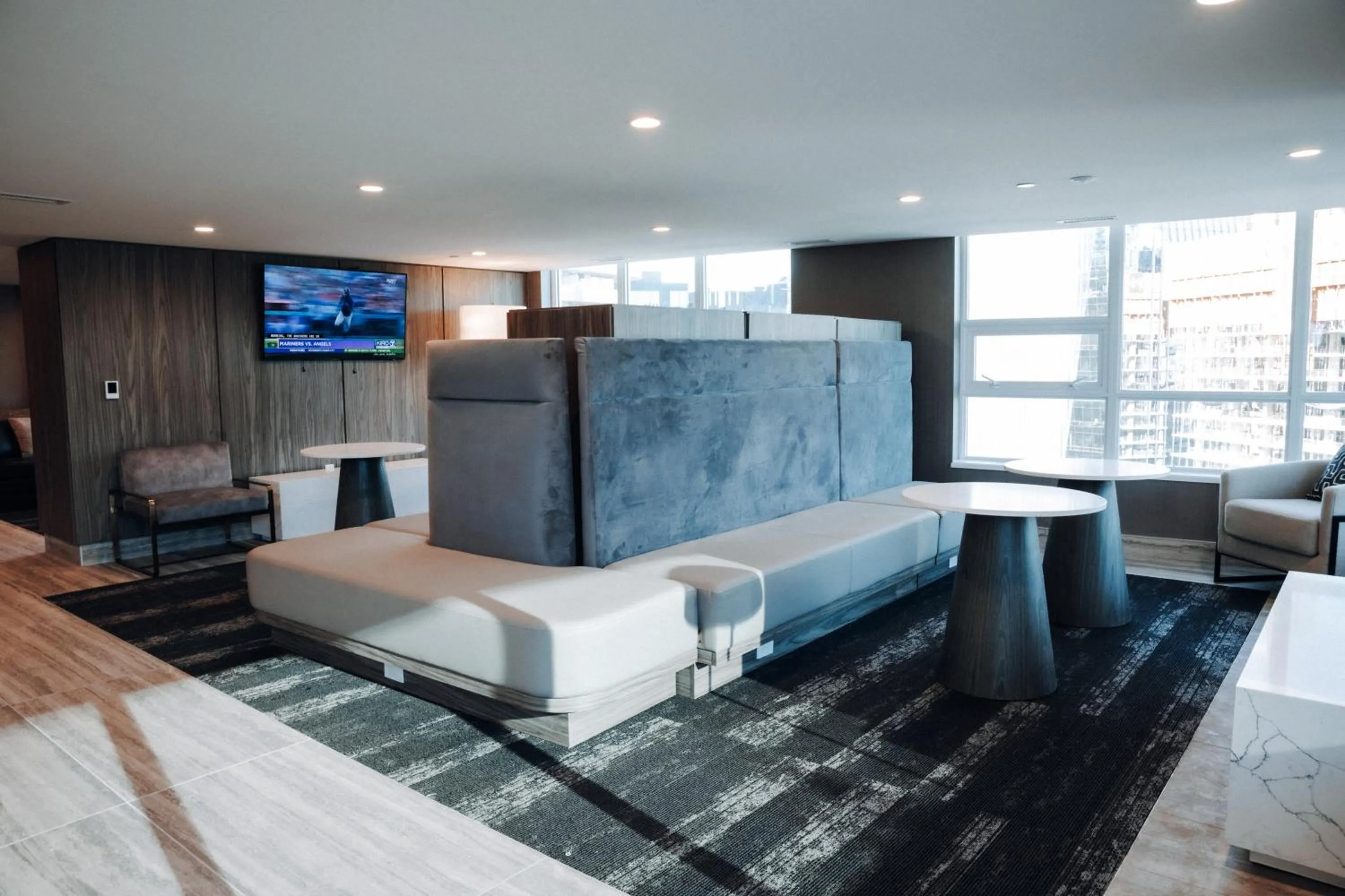 Communal lounge/ TV room in Level Seattle Downtown - South Lake Union
