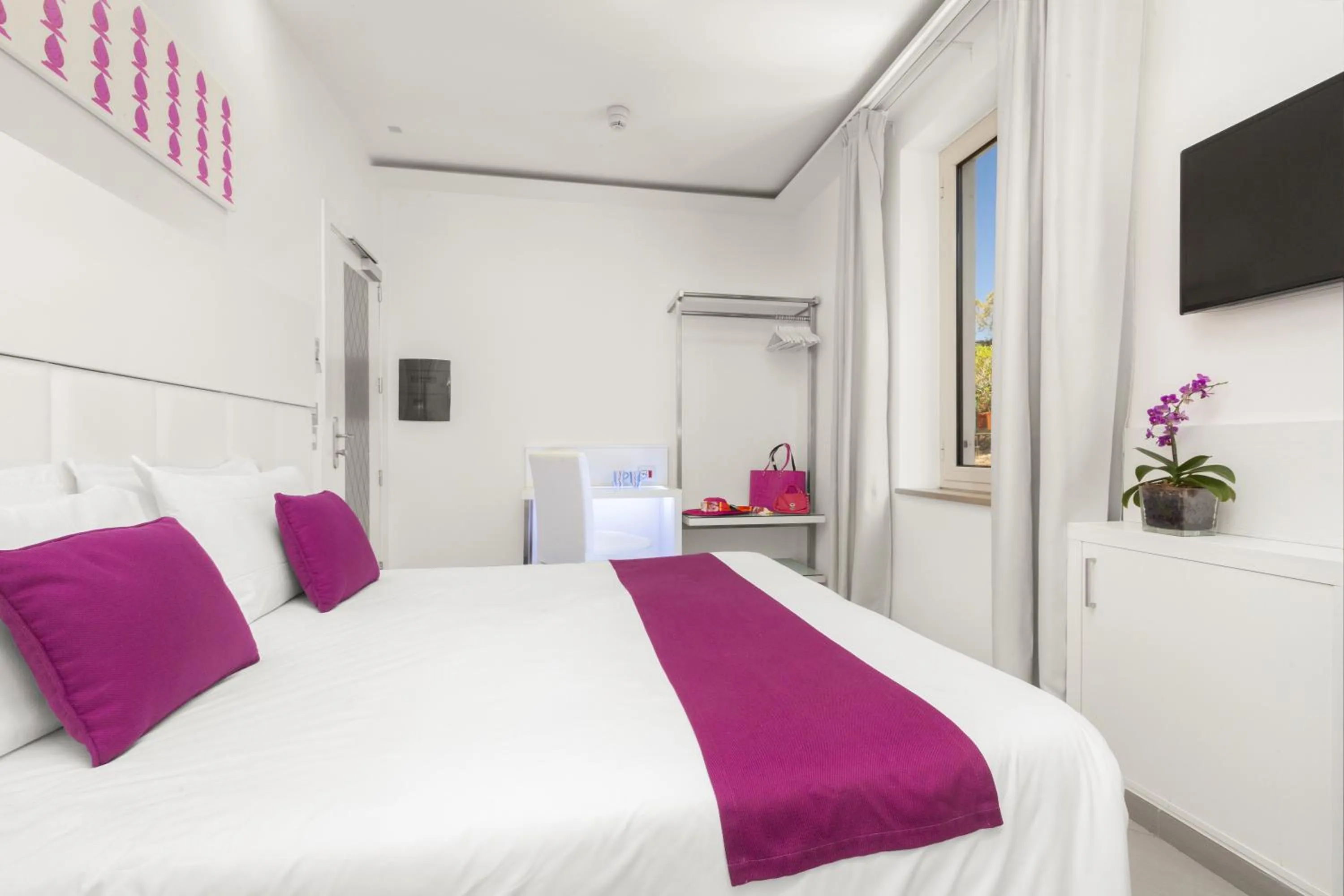 Coffee/tea facilities, Bed in Hotel Tasso Suites & Spa