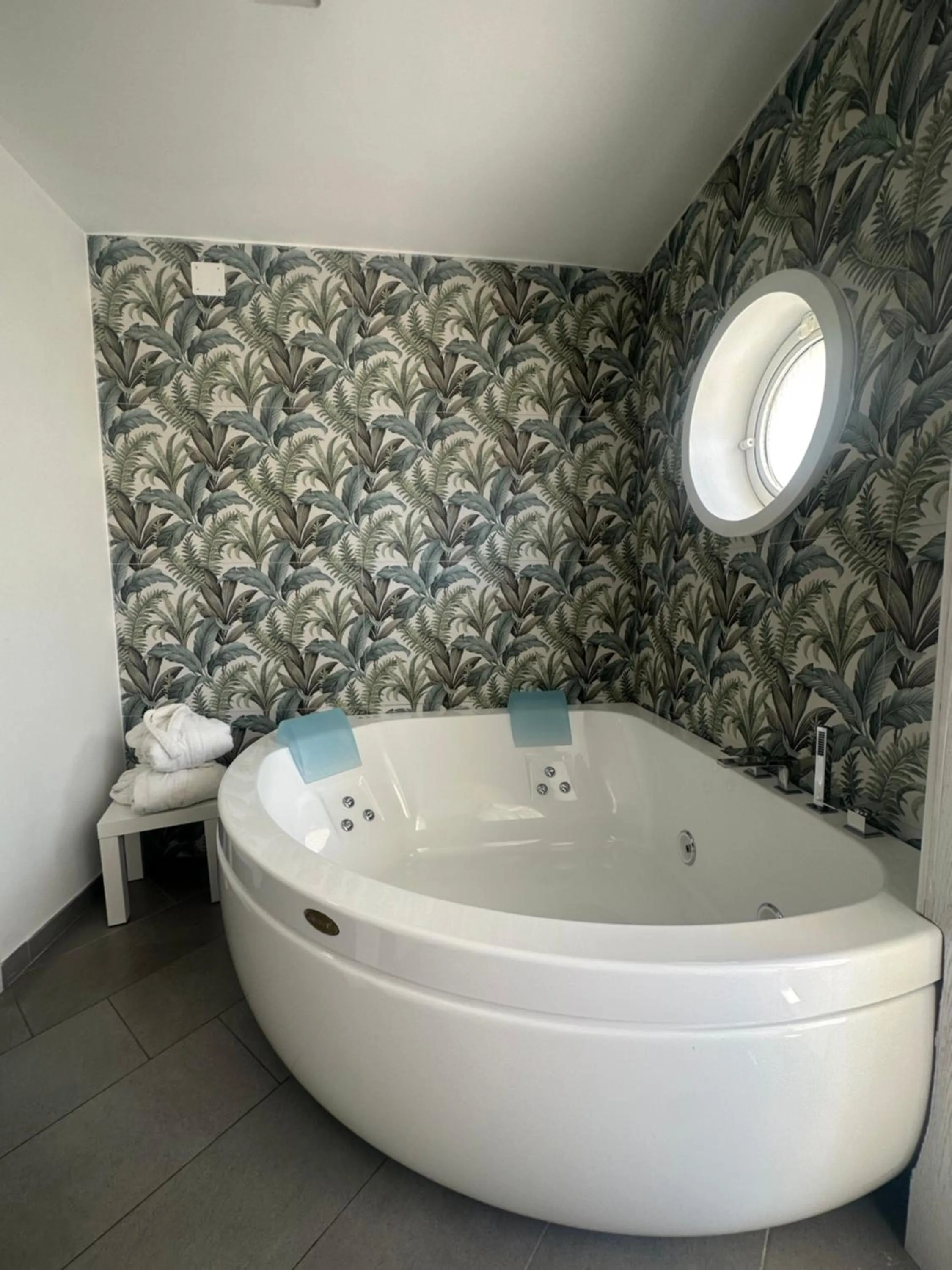 Hot Tub in Hotel Tasso Suites & Spa