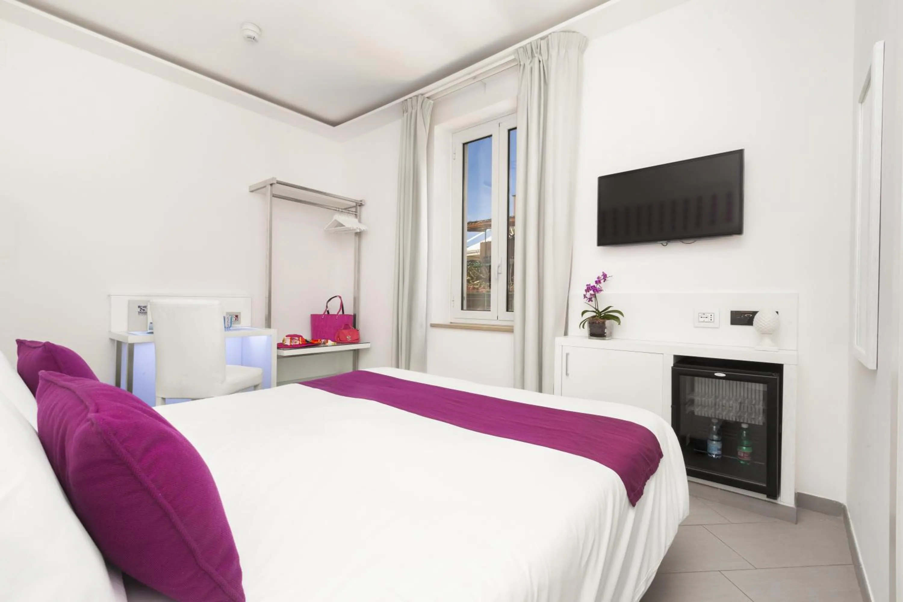 Nearby landmark, Bed in Hotel Tasso Suites & Spa