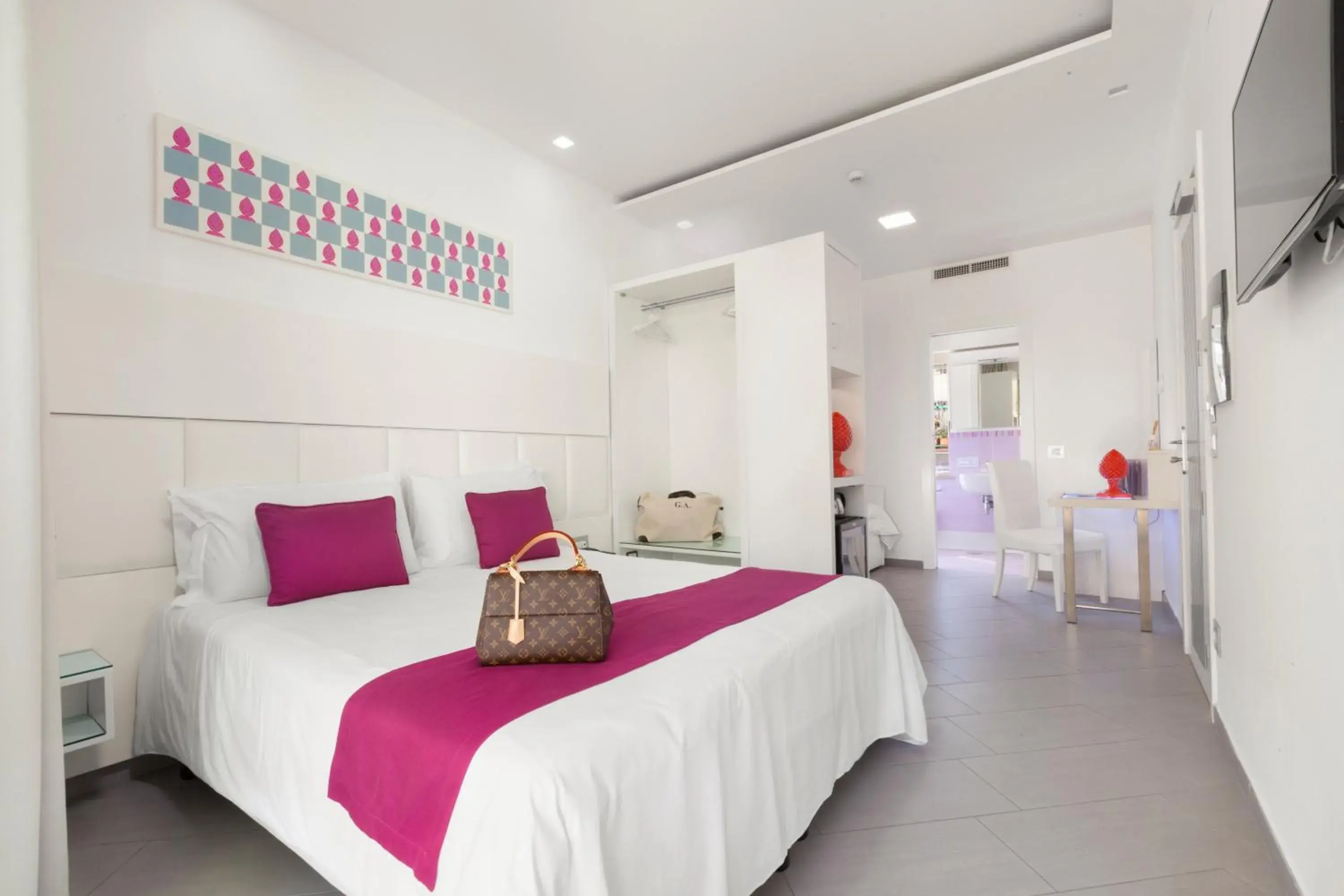 TV and multimedia, Bed in Hotel Tasso Suites & Spa TV and multimedia, Bed in Hotel Tasso Suites & Spa