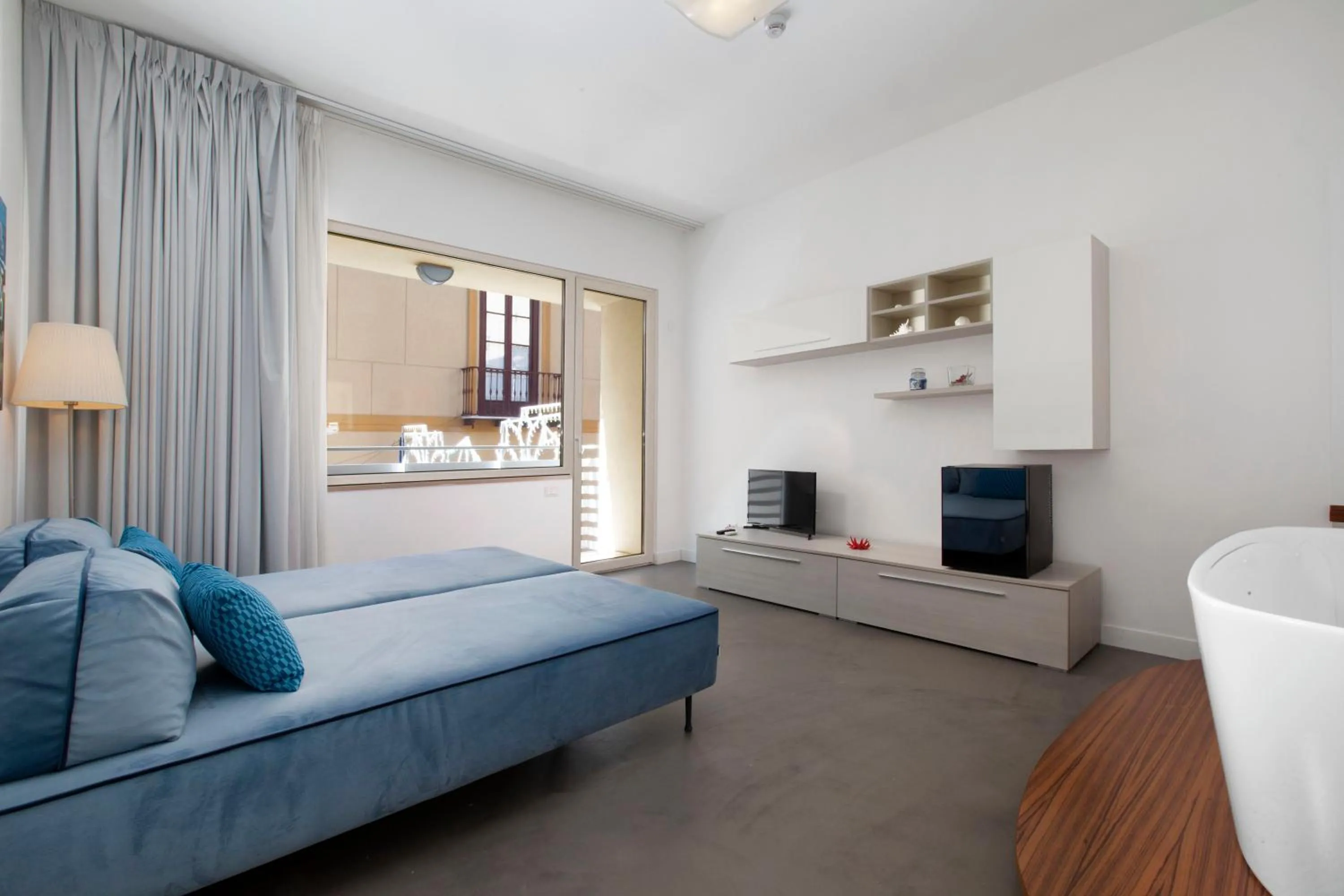 Living room, Bed in Hotel Tasso Suites & Spa