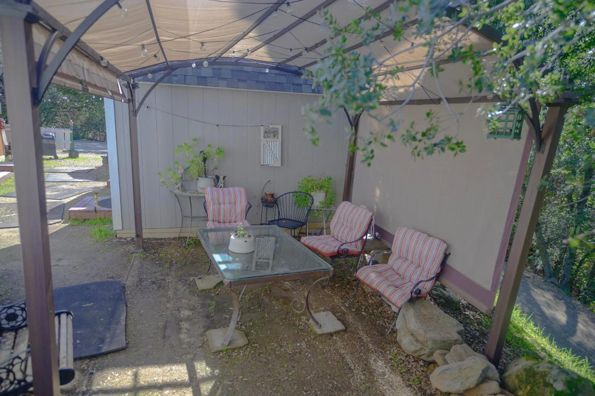 Patio in Genas's Sierra Inn & Restaurant