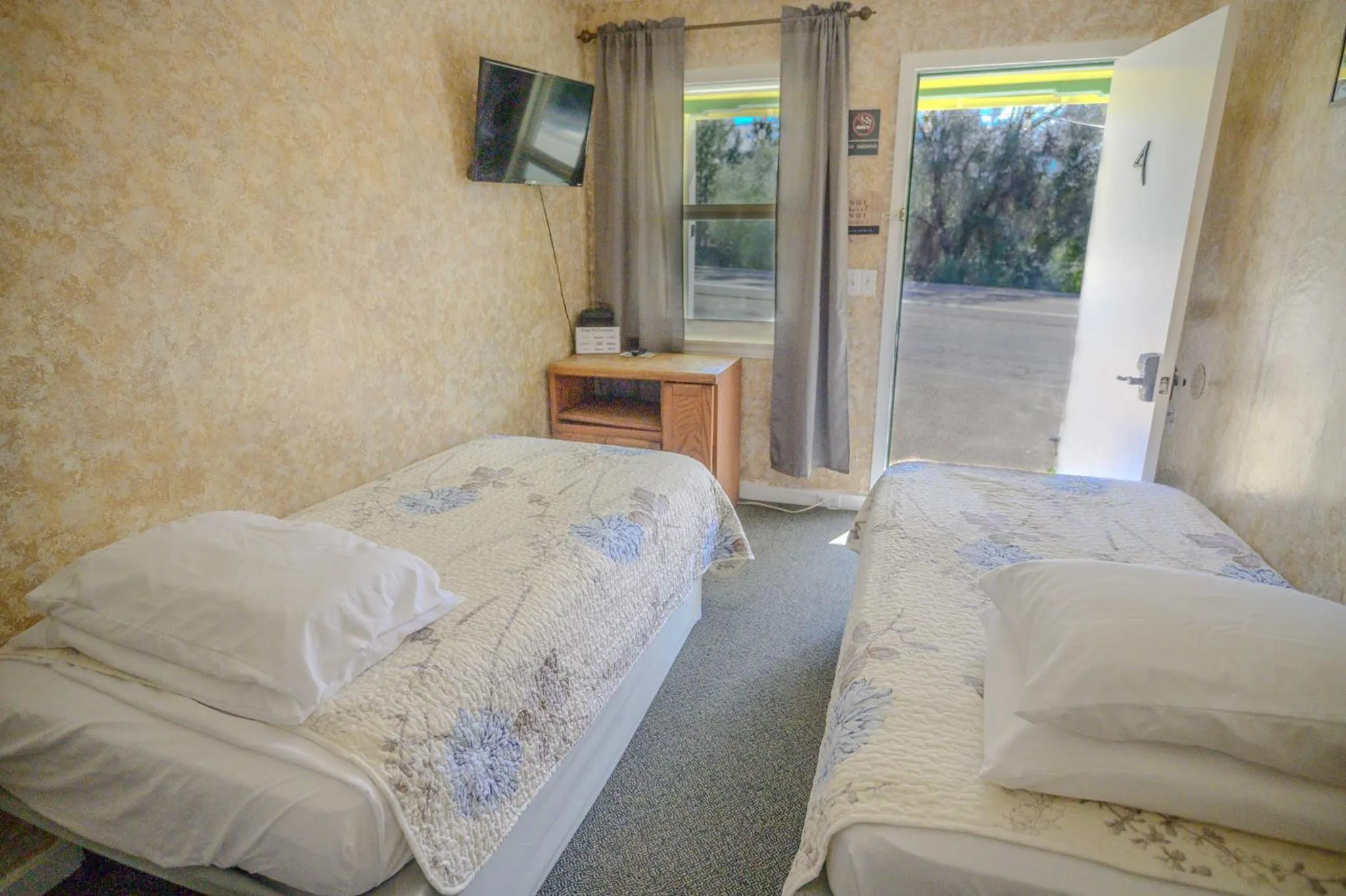 Bedroom, Bed in Genas's Sierra Inn & Restaurant