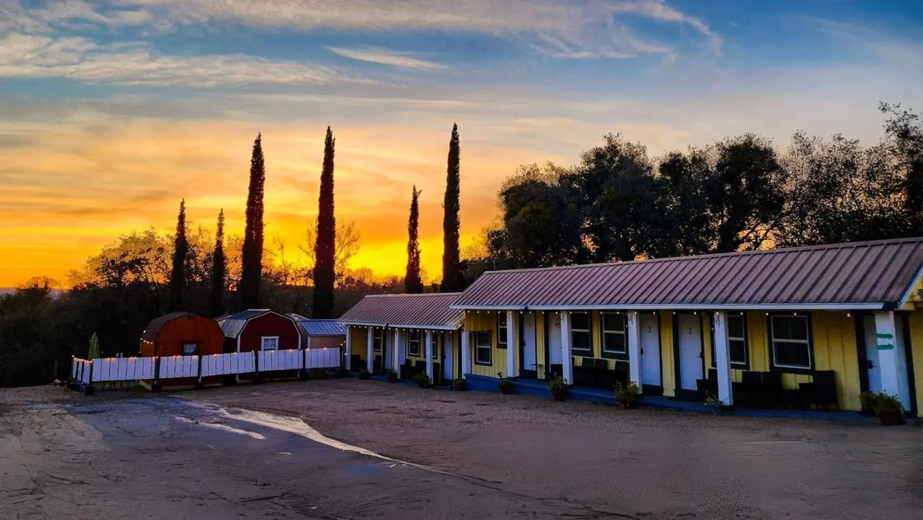 Property building in Genas's Sierra Inn & Restaurant