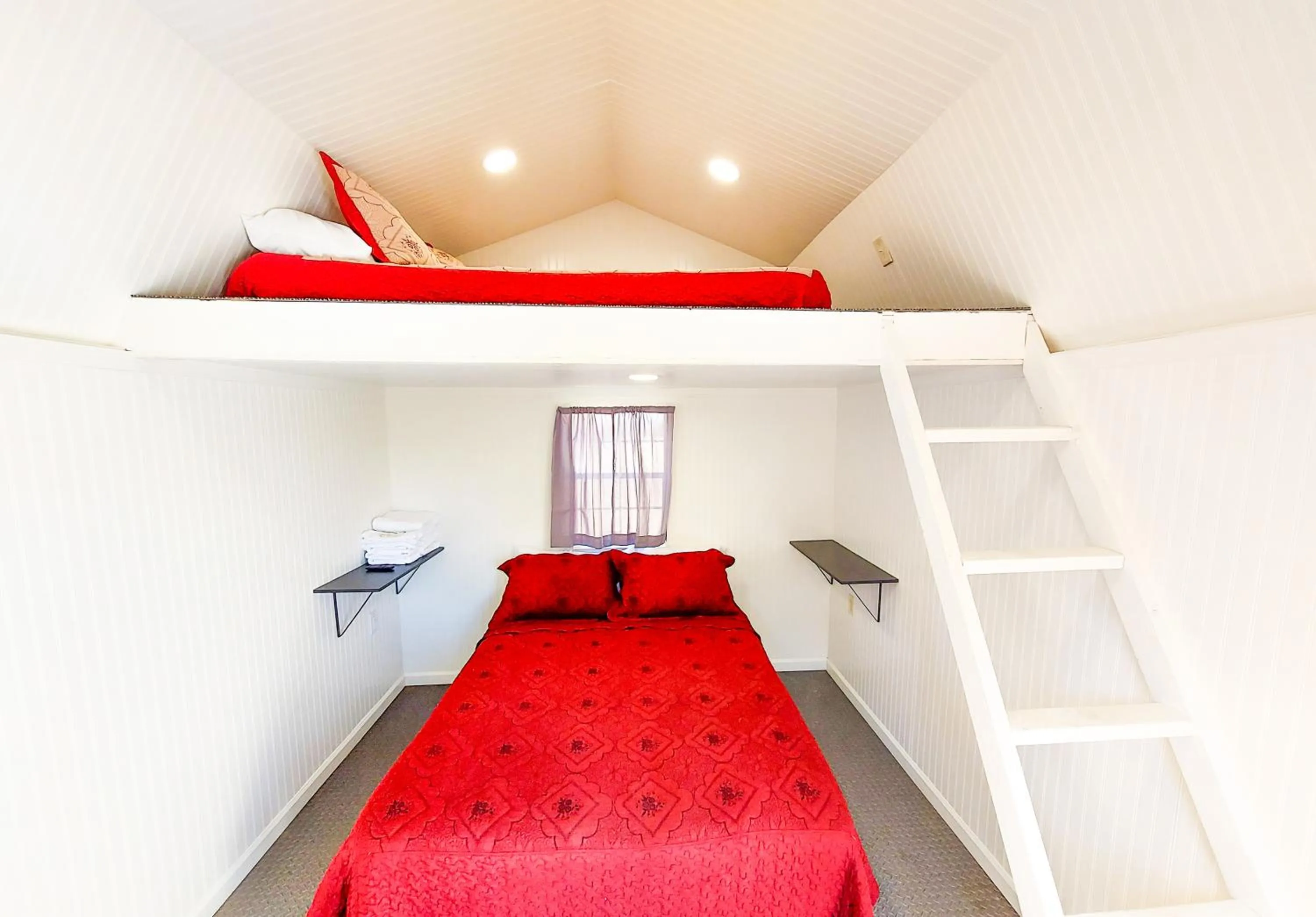 Bedroom, Bed in Genas's Sierra Inn & Restaurant