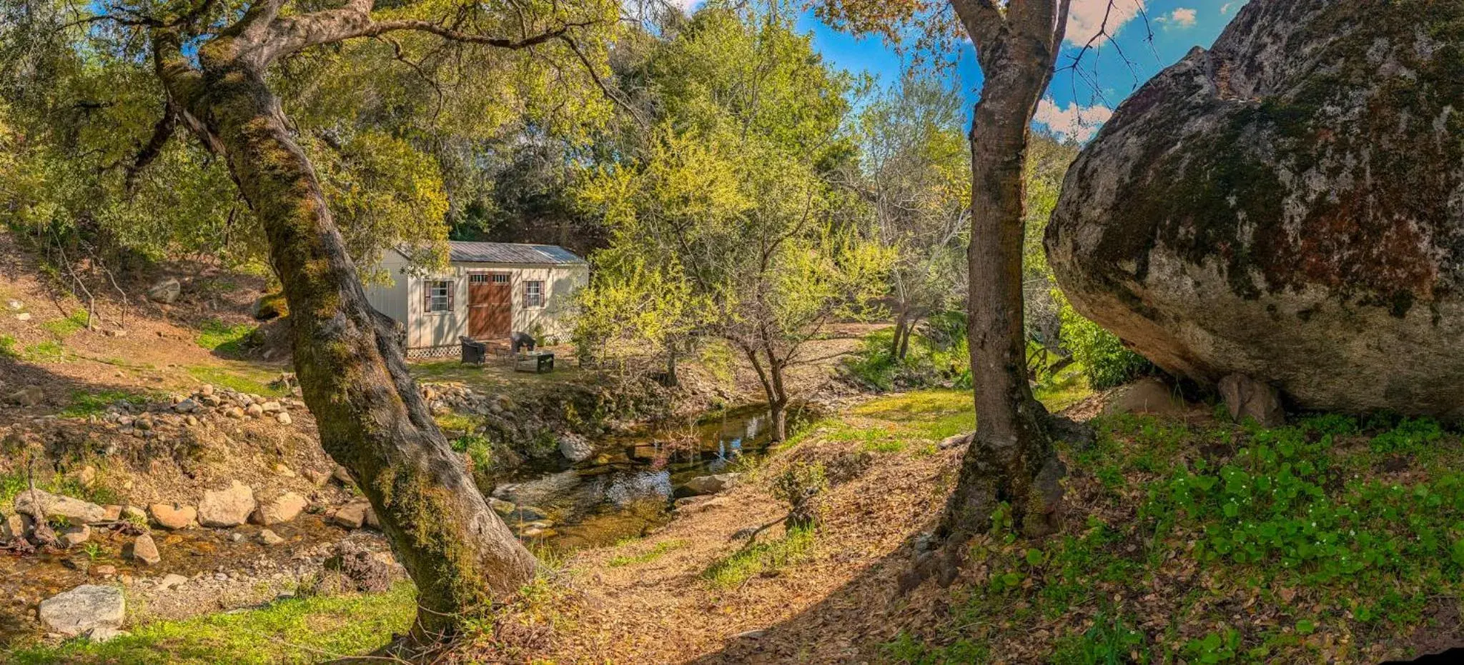 Property building in Genas's Sierra Inn & Restaurant Property building in Genas's Sierra Inn & Restaurant