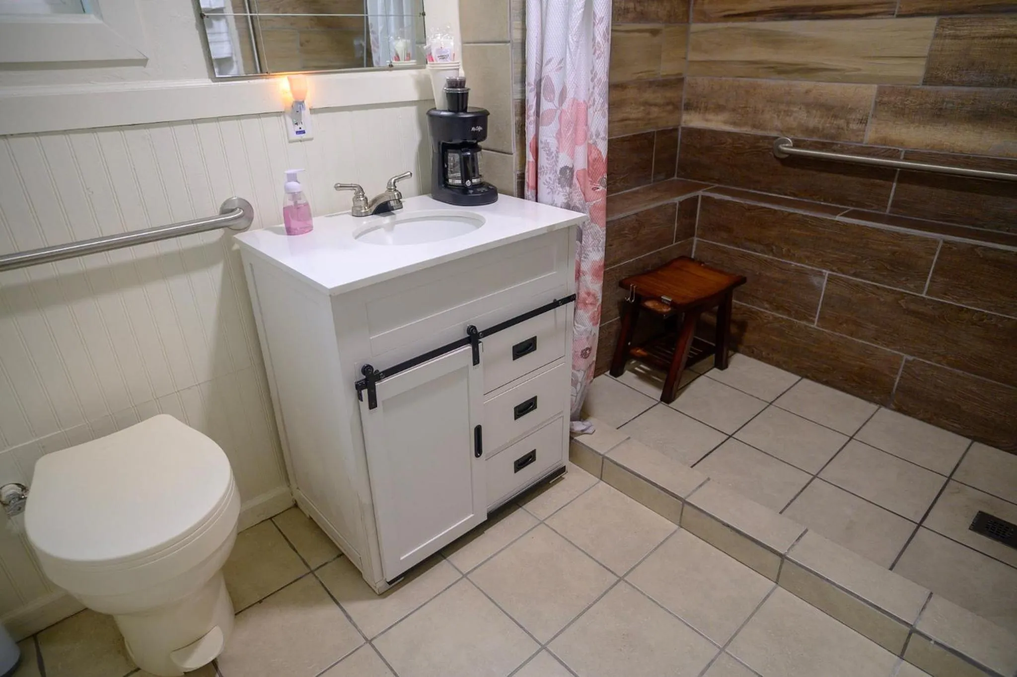 Bathroom in Genas's Sierra Inn & Restaurant