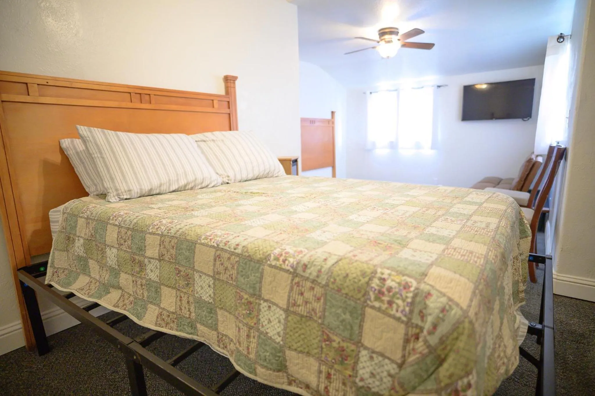 Bed in Genas's Sierra Inn & Restaurant