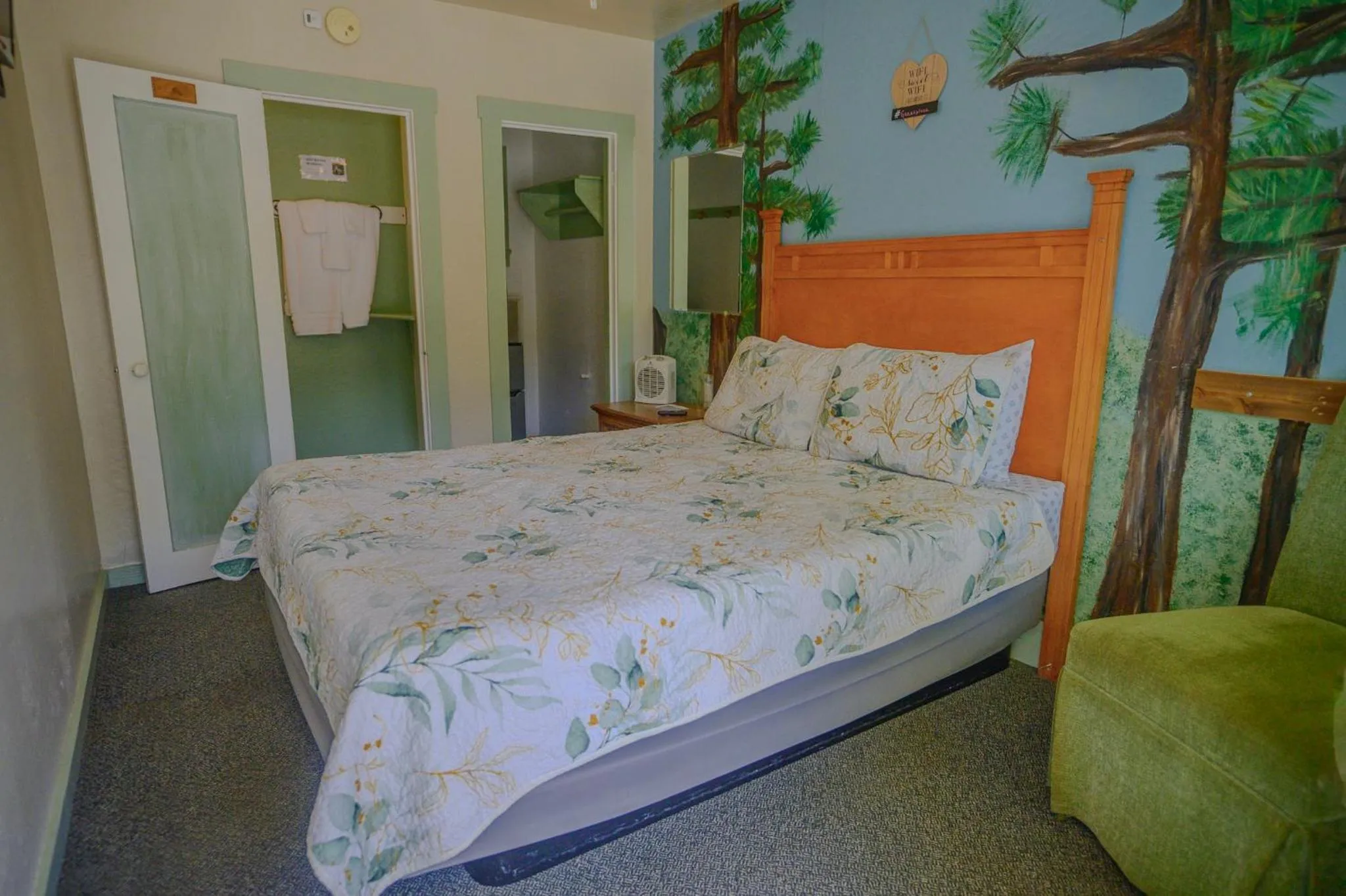 Bedroom, Bed in Genas's Sierra Inn & Restaurant