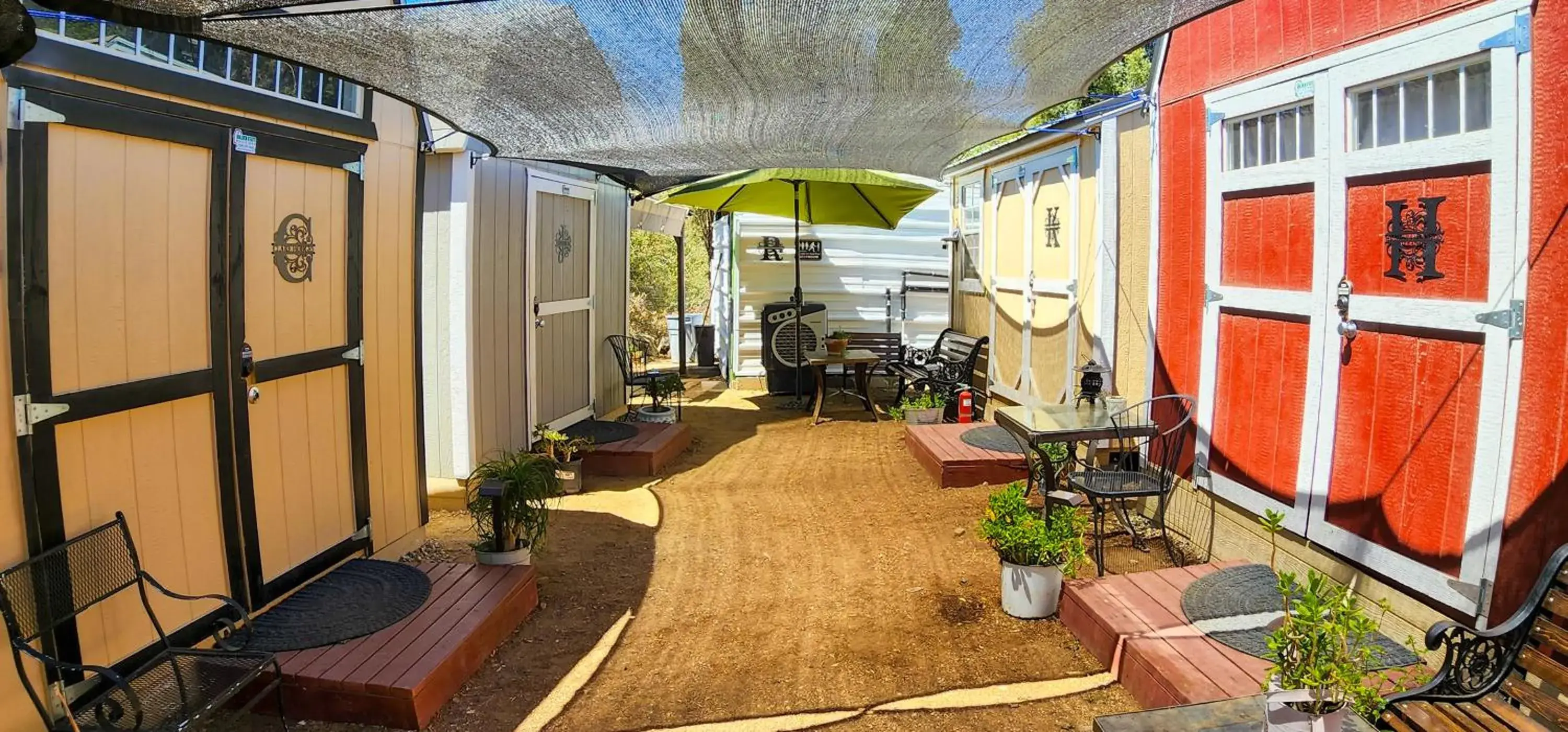 Property building in Genas's Sierra Inn & Restaurant Property building in Genas's Sierra Inn & Restaurant