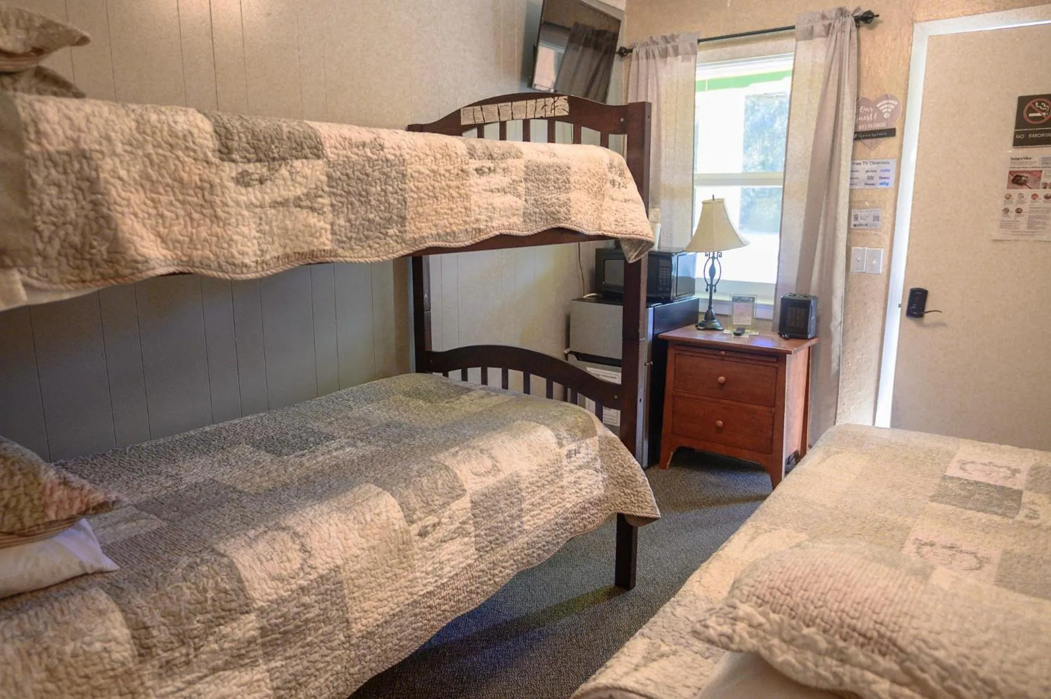 Family Room with Private Bathroom in Genas's Sierra Inn & Restaurant