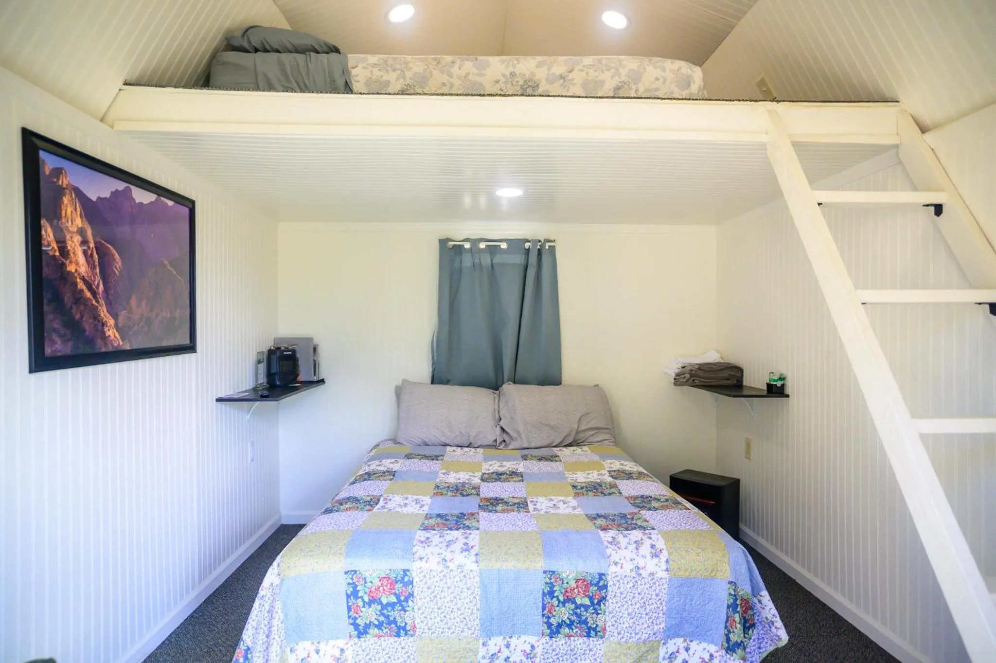 Bedroom, Bed in Genas's Sierra Inn & Restaurant