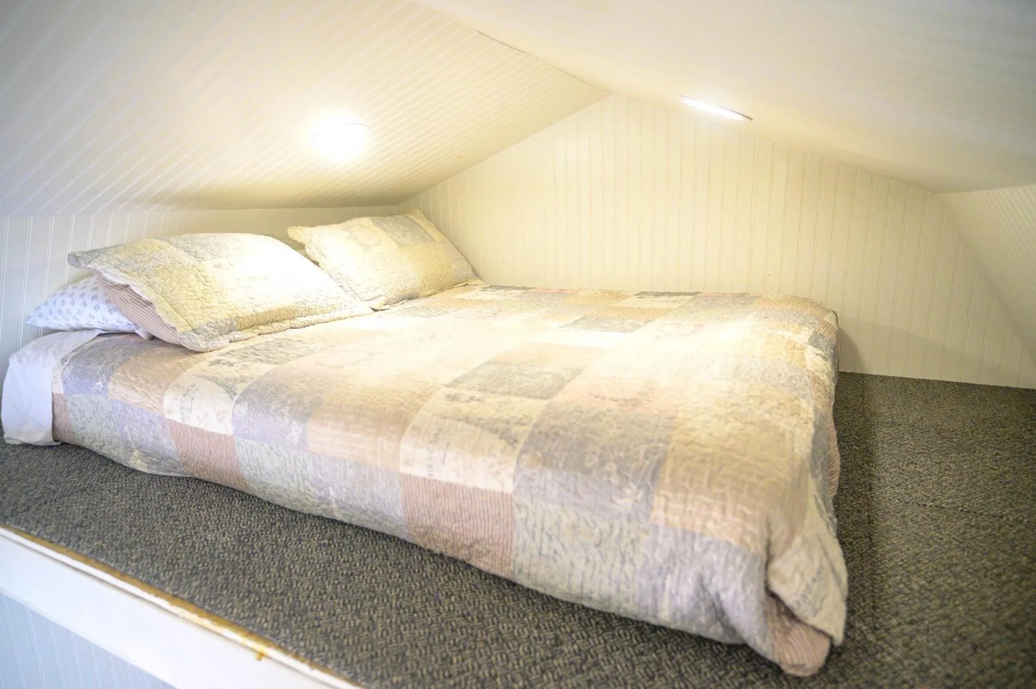 Bedroom, Bed in Genas's Sierra Inn & Restaurant