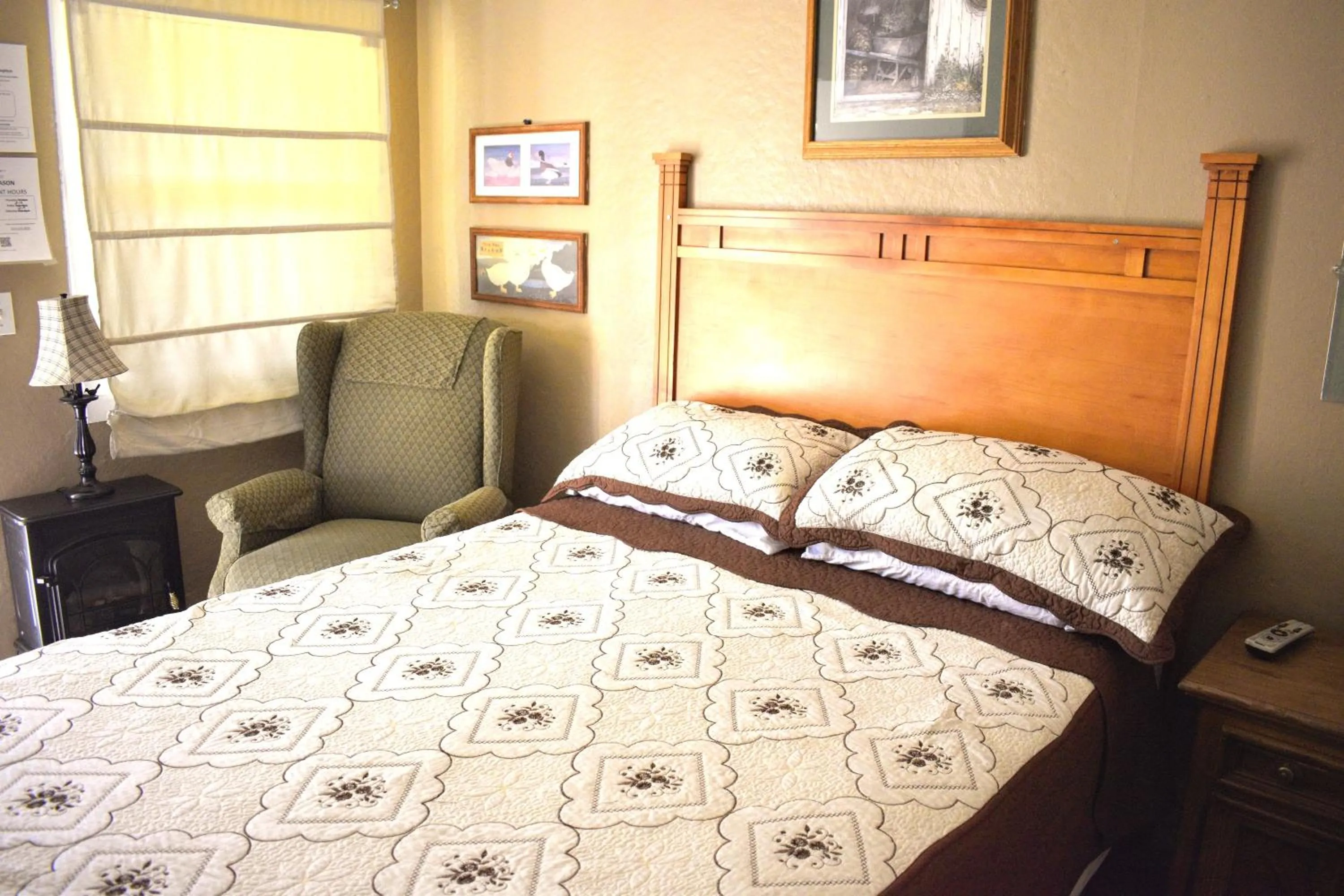 Bedroom, Bed in Genas's Sierra Inn & Restaurant