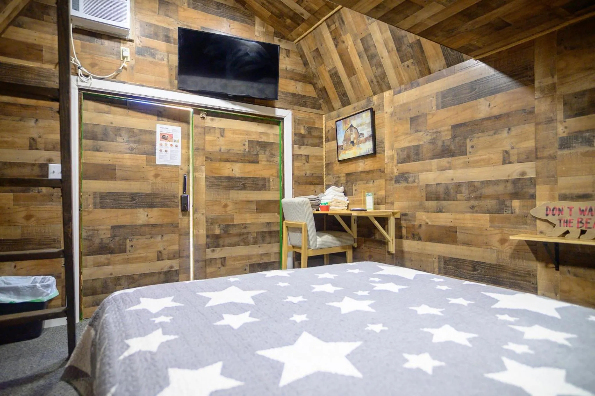 Bedroom, Bed in Genas's Sierra Inn & Restaurant