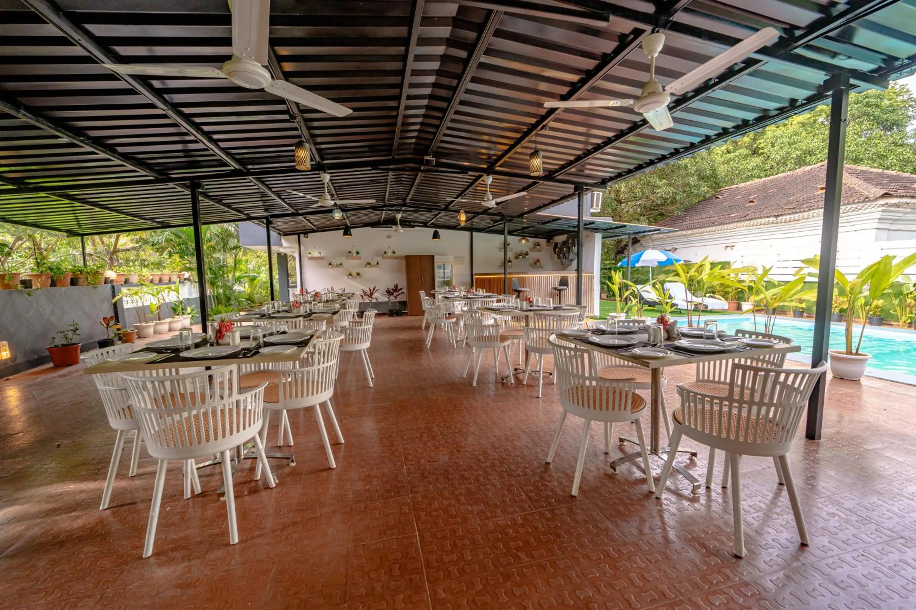 Restaurant/places to eat in Treebo Clarissa Resort with Swimming Pool