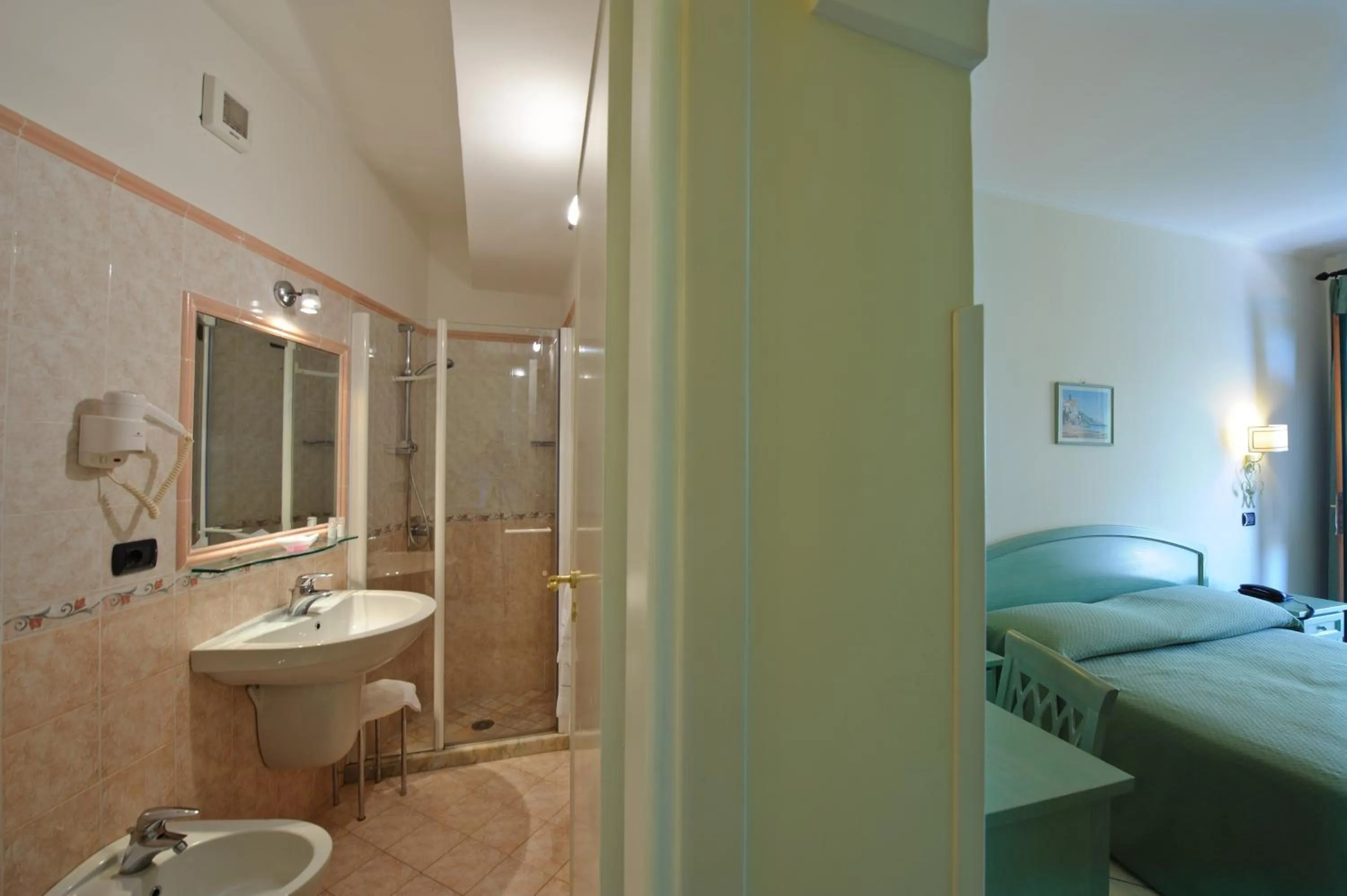 Toilet, Bed in Hotel La Pergola