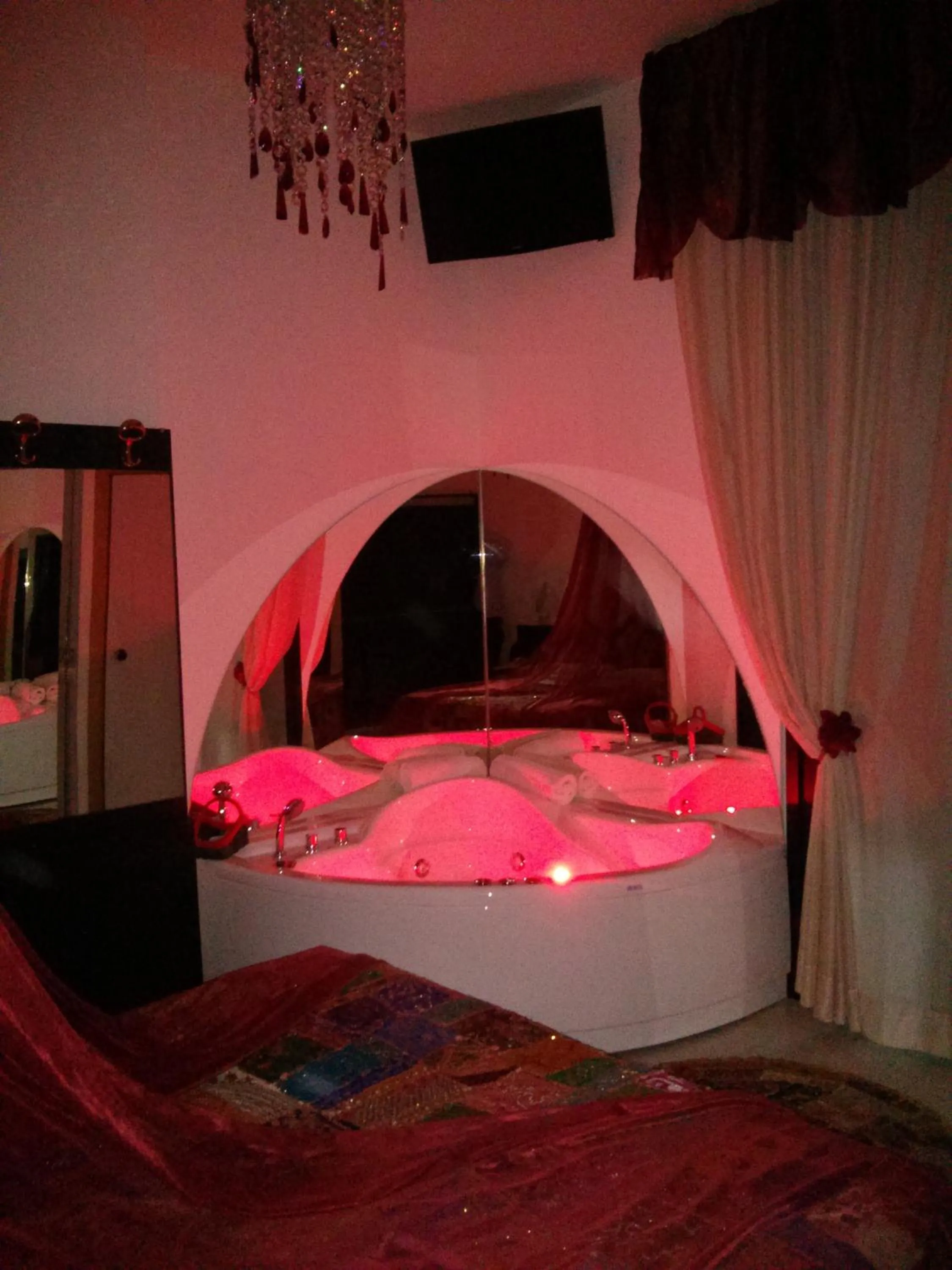 Hot Tub, Bed in Hotel Memory